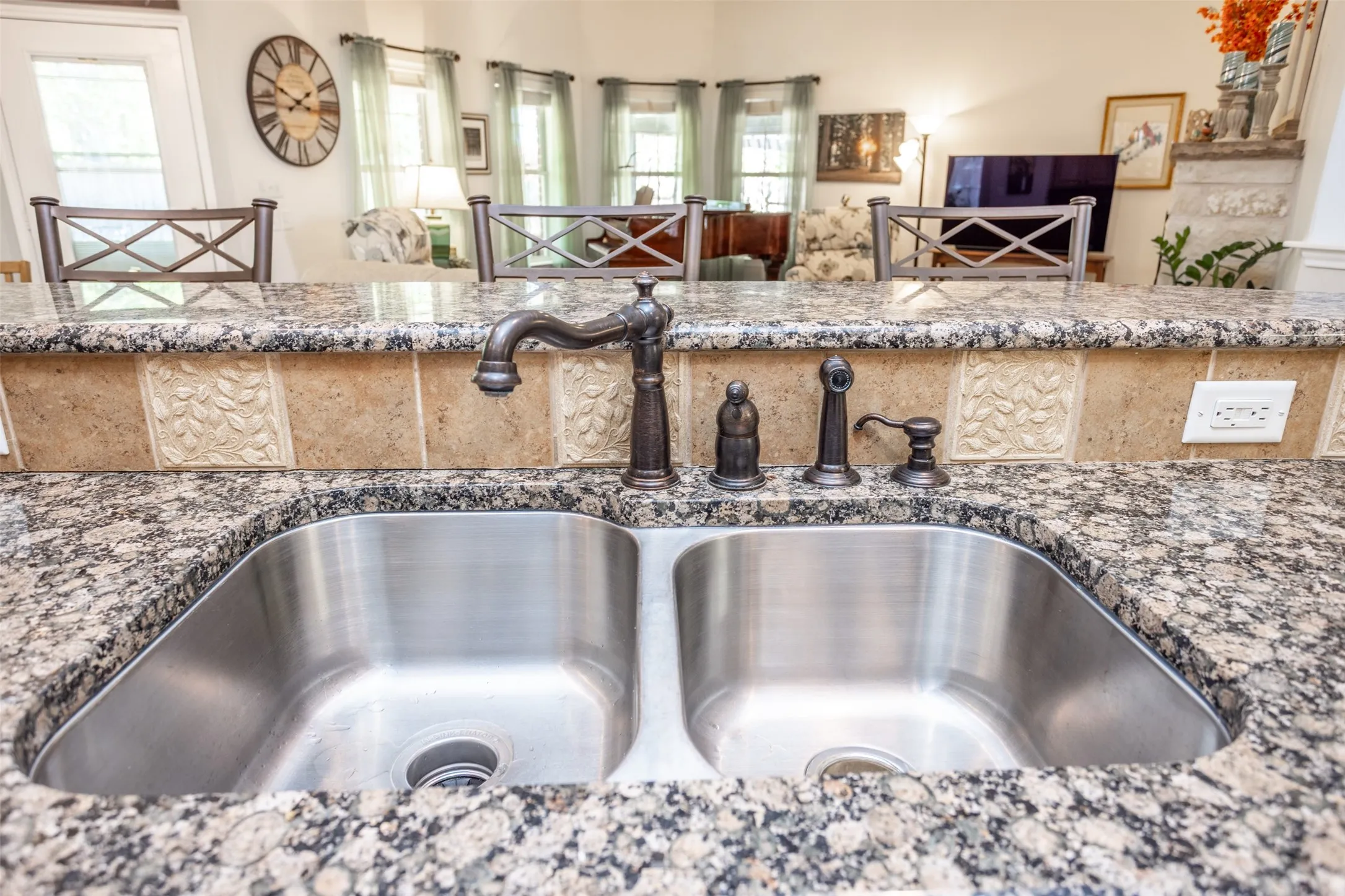 Single Family Residence For Sale in Grayson County , 116 Ashlyn Court, Whitesboro, Texas 76273, 3 Bedroom, 2 Bathroom, 2 Garage spaces, 1,970 Sqft, built in 2006, Preowned, mls#21228696, Real Estate Agent in Whitesboro, Homes For Sale in Grayson county, Homes For Sale in Whitesboro, Realtor in Whitesboro Texas, Real Estate Brokerage Independent Realty Texas, Luminita Cordes Realtor