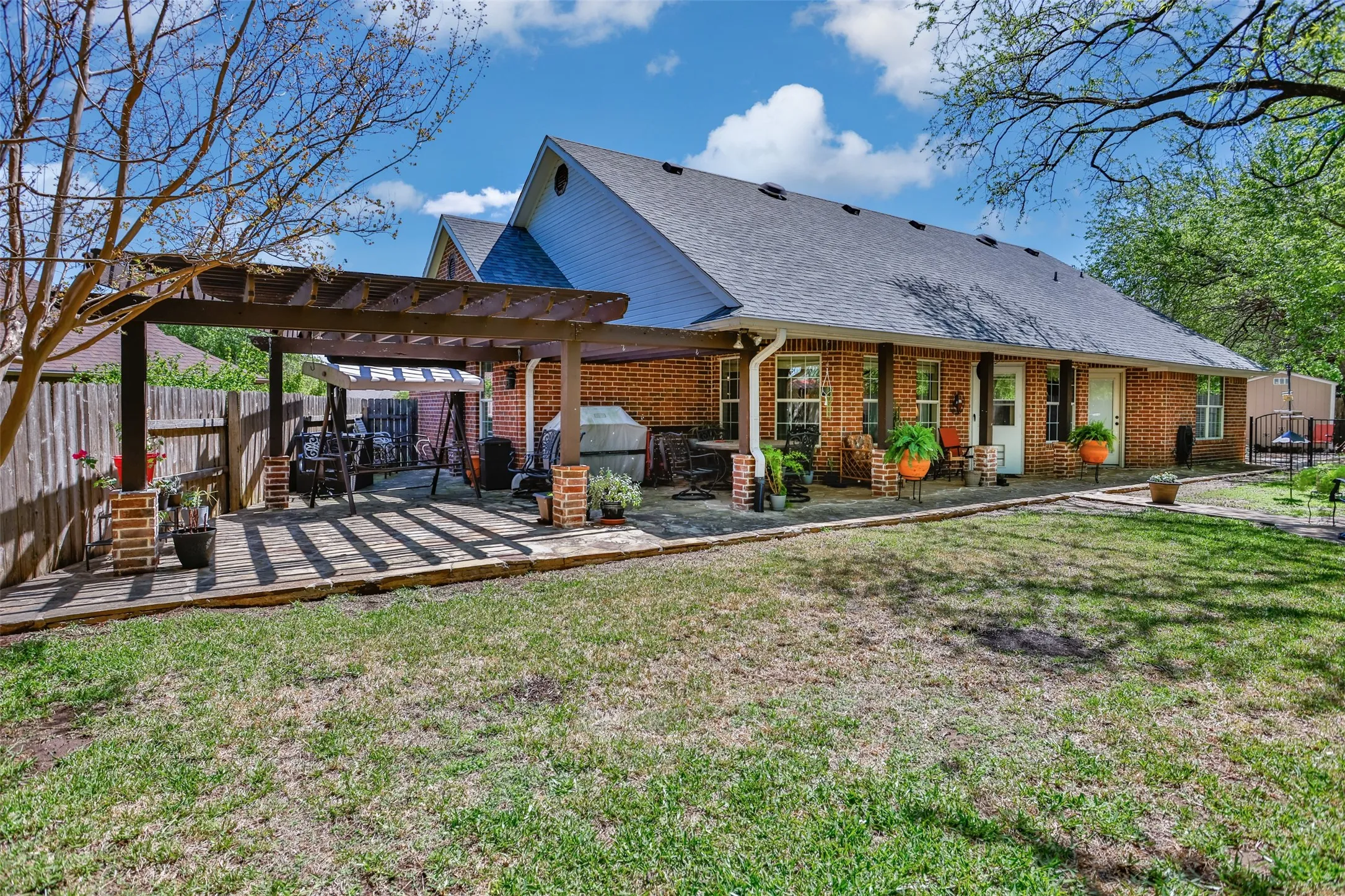 Single Family Residence For Sale in Grayson County , 116 Ashlyn Court, Whitesboro, Texas 76273, 3 Bedroom, 2 Bathroom, 2 Garage spaces, 1,970 Sqft, built in 2006, Preowned, mls#21228696, Real Estate Agent in Whitesboro, Homes For Sale in Grayson county, Homes For Sale in Whitesboro, Realtor in Whitesboro Texas, Real Estate Brokerage Independent Realty Texas, Luminita Cordes Realtor