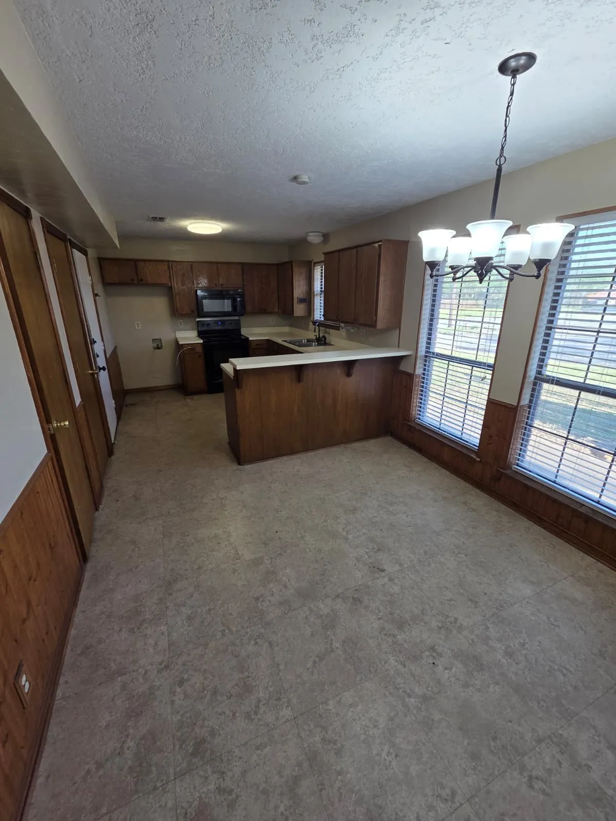 Townhouse For Rent in Grayson County , 1500 N Grant Drive A, Sherman, Texas 75092, 3 Bedroom, 2 Bathroom, 1 Garage spaces, 1,874 Sqft, built in 1986, Preowned, mls#21228938, Real Estate Agent in Sherman, Homes For Rent in Grayson county, Homes For Rent in Sherman, Realtor in Sherman Texas, Real Estate Brokerage Independent Realty Texas, Luminita Cordes Realtor