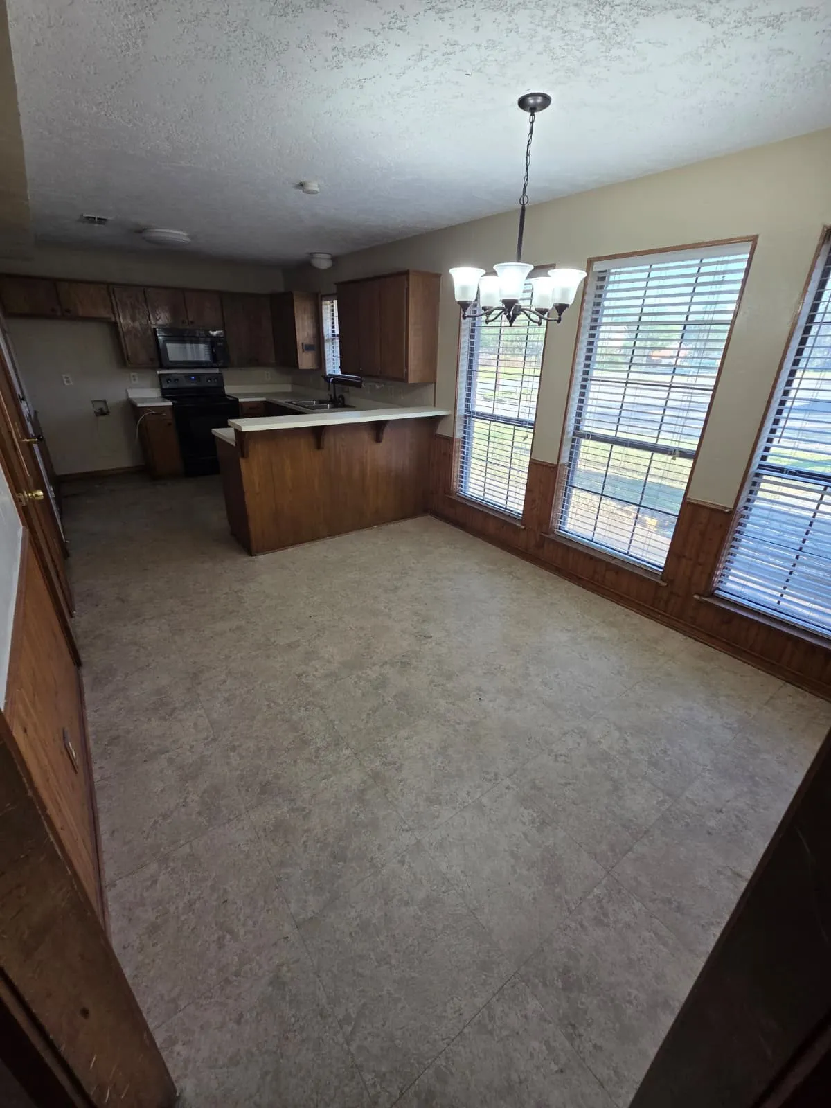 Townhouse For Rent in Grayson County , 1500 N Grant Drive A, Sherman, Texas 75092, 3 Bedroom, 2 Bathroom, 1 Garage spaces, 1,874 Sqft, built in 1986, Preowned, mls#21228938, Real Estate Agent in Sherman, Homes For Rent in Grayson county, Homes For Rent in Sherman, Realtor in Sherman Texas, Real Estate Brokerage Independent Realty Texas, Luminita Cordes Realtor