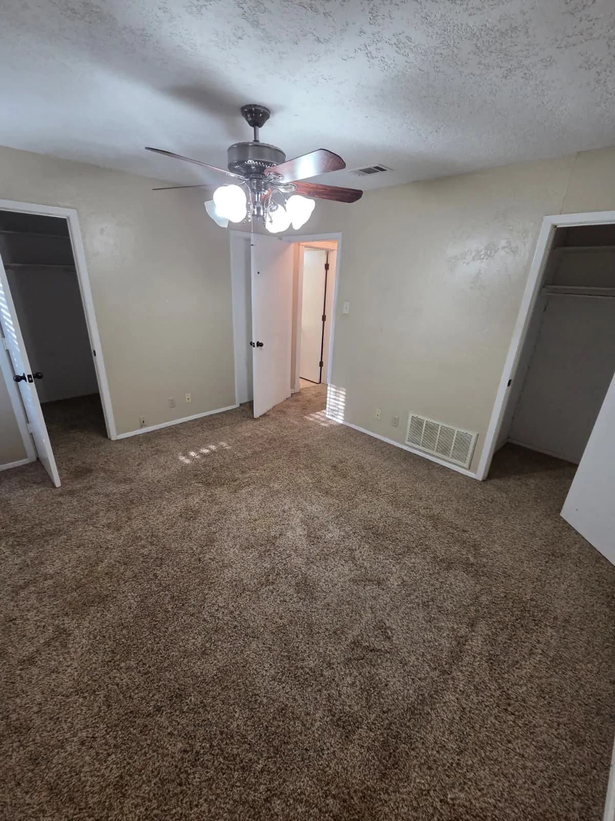 Townhouse For Rent in Grayson County , 1500 N Grant Drive A, Sherman, Texas 75092, 3 Bedroom, 2 Bathroom, 1 Garage spaces, 1,874 Sqft, built in 1986, Preowned, mls#21228938, Real Estate Agent in Sherman, Homes For Rent in Grayson county, Homes For Rent in Sherman, Realtor in Sherman Texas, Real Estate Brokerage Independent Realty Texas, Luminita Cordes Realtor