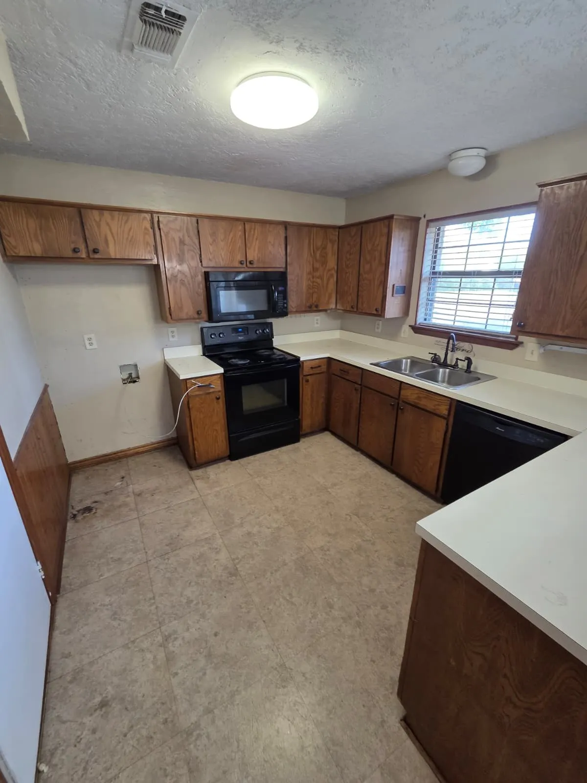 Townhouse For Rent in Grayson County , 1500 N Grant Drive A, Sherman, Texas 75092, 3 Bedroom, 2 Bathroom, 1 Garage spaces, 1,874 Sqft, built in 1986, Preowned, mls#21228938, Real Estate Agent in Sherman, Homes For Rent in Grayson county, Homes For Rent in Sherman, Realtor in Sherman Texas, Real Estate Brokerage Independent Realty Texas, Luminita Cordes Realtor