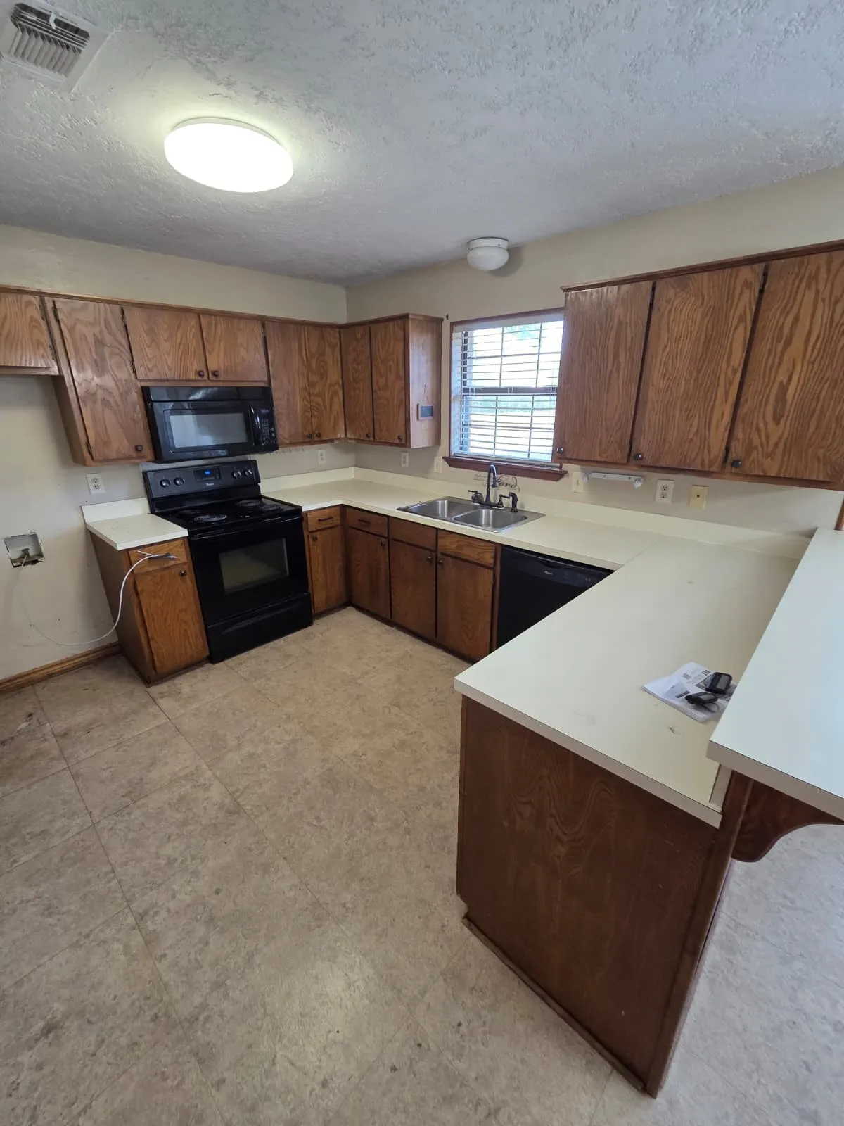 Townhouse For Rent in Grayson County , 1500 N Grant Drive A, Sherman, Texas 75092, 3 Bedroom, 2 Bathroom, 1 Garage spaces, 1,874 Sqft, built in 1986, Preowned, mls#21228938, Real Estate Agent in Sherman, Homes For Rent in Grayson county, Homes For Rent in Sherman, Realtor in Sherman Texas, Real Estate Brokerage Independent Realty Texas, Luminita Cordes Realtor