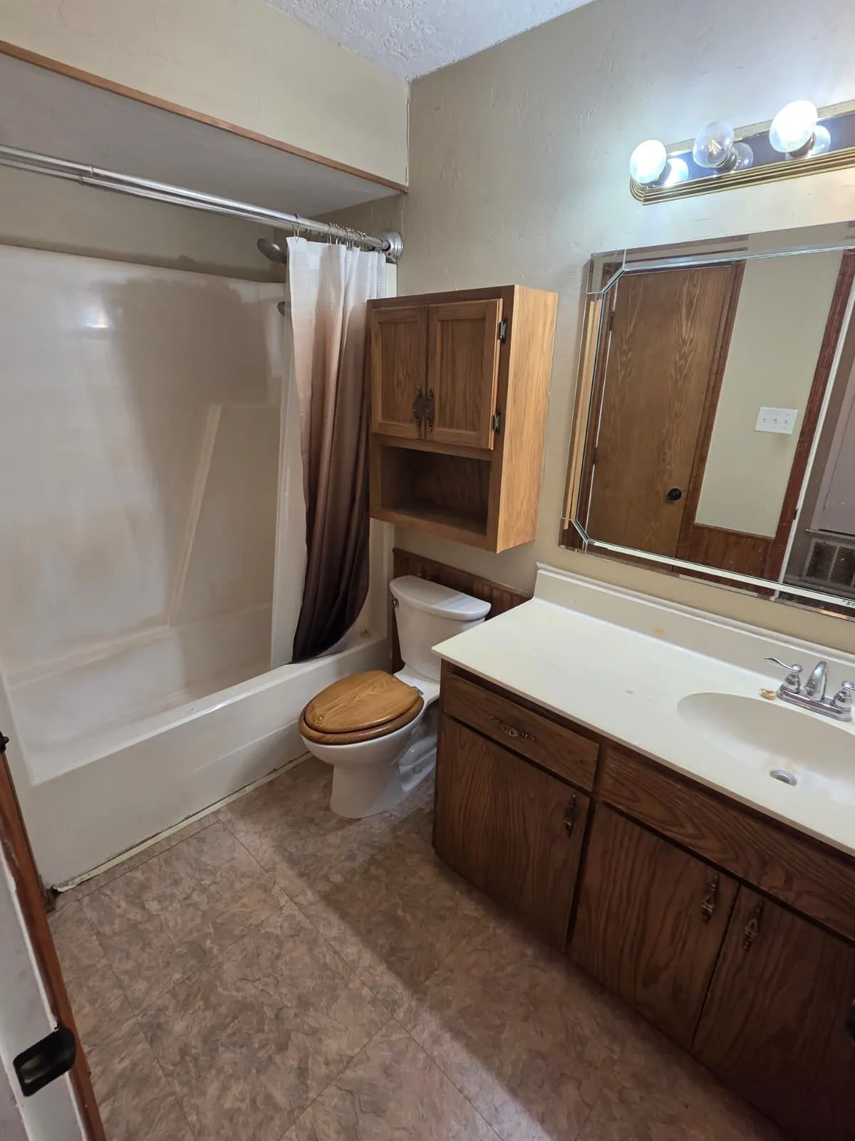 Townhouse For Rent in Grayson County , 1500 N Grant Drive A, Sherman, Texas 75092, 3 Bedroom, 2 Bathroom, 1 Garage spaces, 1,874 Sqft, built in 1986, Preowned, mls#21228938, Real Estate Agent in Sherman, Homes For Rent in Grayson county, Homes For Rent in Sherman, Realtor in Sherman Texas, Real Estate Brokerage Independent Realty Texas, Luminita Cordes Realtor