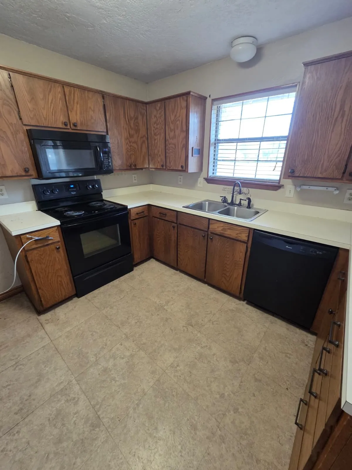 Townhouse For Rent in Grayson County , 1500 N Grant Drive A, Sherman, Texas 75092, 3 Bedroom, 2 Bathroom, 1 Garage spaces, 1,874 Sqft, built in 1986, Preowned, mls#21228938, Real Estate Agent in Sherman, Homes For Rent in Grayson county, Homes For Rent in Sherman, Realtor in Sherman Texas, Real Estate Brokerage Independent Realty Texas, Luminita Cordes Realtor