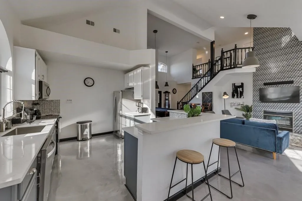 Single Family Residence For Rent in Dallas County , 8324 Autumncrest Court, Dallas, Texas 75249, 5 Bedrooms, 3 Bathrooms, 2 Garage spaces, 2,306 Sqft, built in 1989, Preowned, Price $5,000, mls#21228946, Real Estate Agent in Dallas, Homes For Rent in Dallas county, Homes For Rent in Dallas, Realtor in Dallas Texas, Real Estate Brokerage Independent Realty Texas, Luminita Cordes Realtor