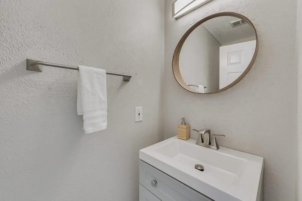 Single Family Residence For Rent in Dallas County , 8324 Autumncrest Court, Dallas, Texas 75249, 5 Bedrooms, 3 Bathrooms, 2 Garage spaces, 2,306 Sqft, built in 1989, Preowned, Price $5,000, mls#21228946, Real Estate Agent in Dallas, Homes For Rent in Dallas county, Homes For Rent in Dallas, Realtor in Dallas Texas, Real Estate Brokerage Independent Realty Texas, Luminita Cordes Realtor