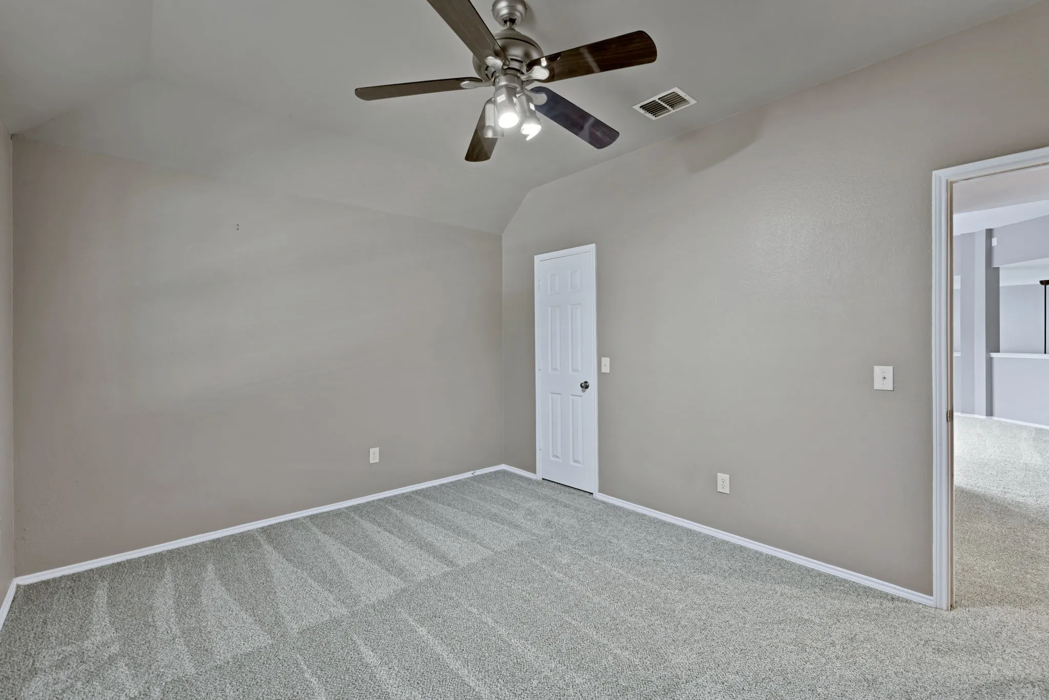 Single Family Residence For Sale in Denton County , 1097 Southampton Drive, Frisco, Texas 75036, 4 Bedroom, 4 Bathroom, 2 Garage spaces, 3,152 Sqft, built in 2003, mls#21223921, Real Estate Agent in Frisco, Homes For Sale in Denton county, Homes For Sale in Frisco, Realtor in Frisco Texas, Real Estate Brokerage Independent Realty Texas, Luminita Cordes Realtor