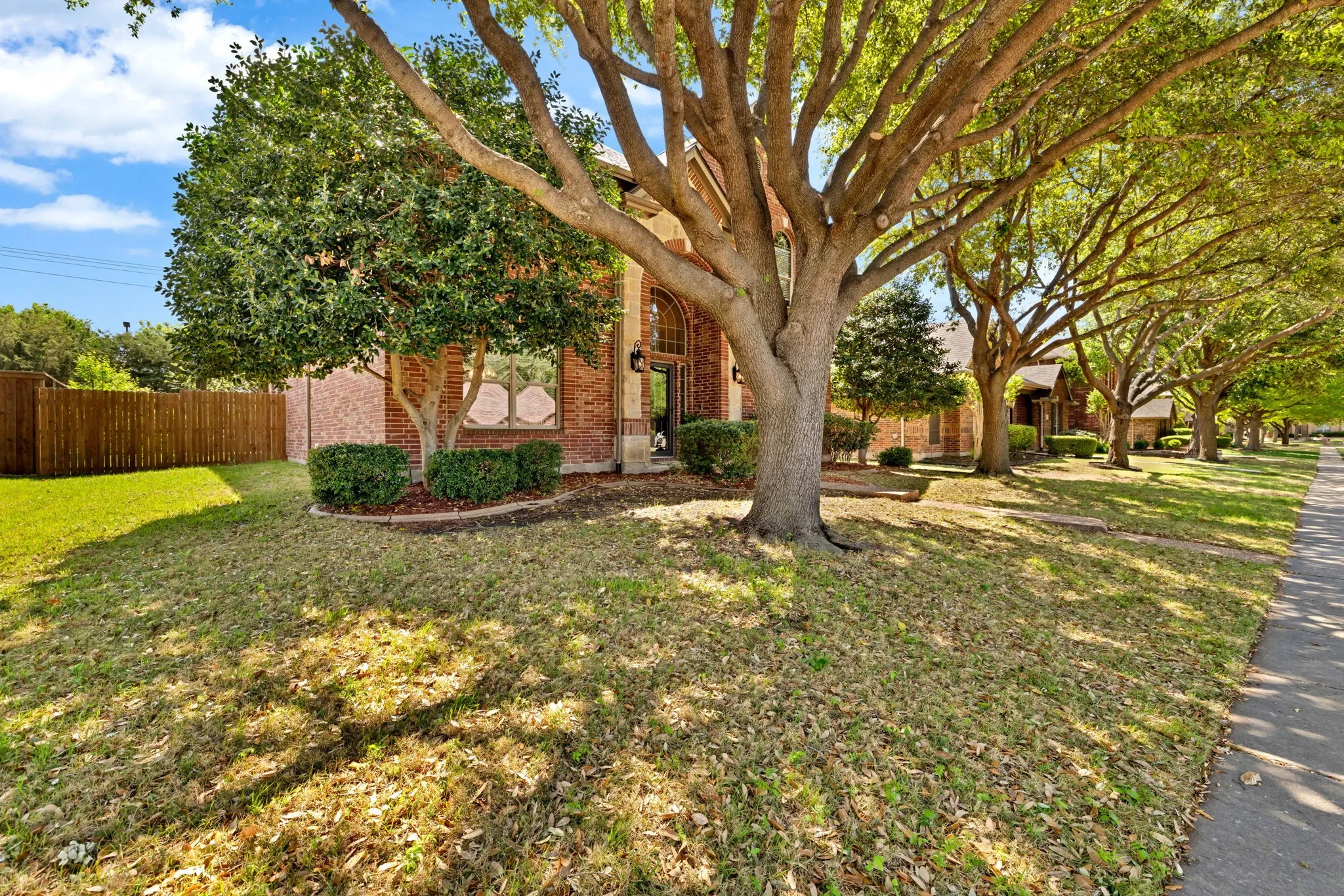 Single Family Residence For Sale in Denton County , 1097 Southampton Drive, Frisco, Texas 75036, 4 Bedroom, 4 Bathroom, 2 Garage spaces, 3,152 Sqft, built in 2003, mls#21223921, Real Estate Agent in Frisco, Homes For Sale in Denton county, Homes For Sale in Frisco, Realtor in Frisco Texas, Real Estate Brokerage Independent Realty Texas, Luminita Cordes Realtor