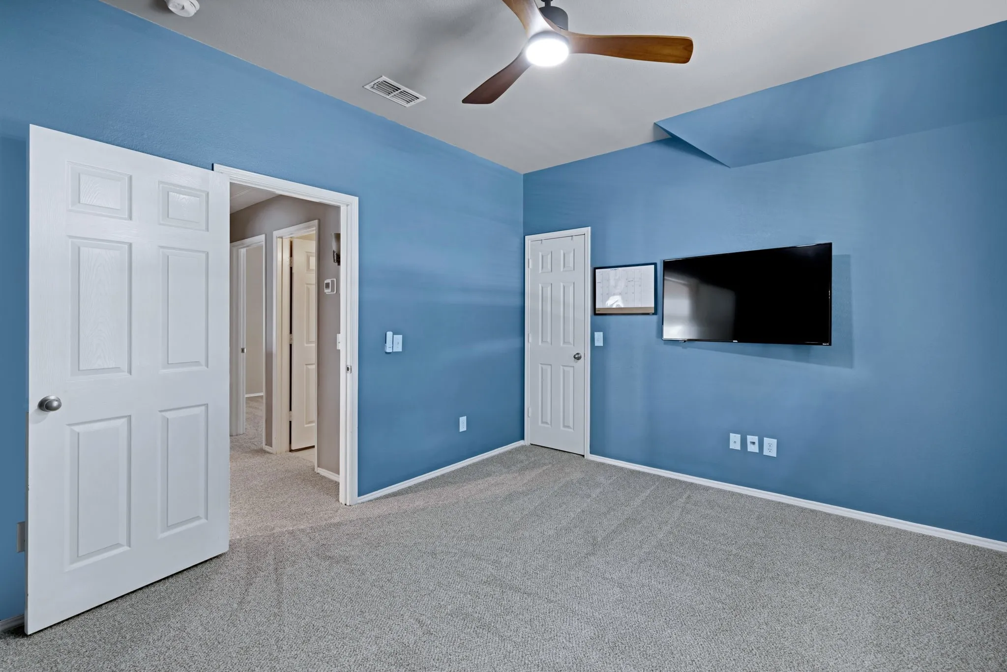 Single Family Residence For Sale in Denton County , 1097 Southampton Drive, Frisco, Texas 75036, 4 Bedroom, 4 Bathroom, 2 Garage spaces, 3,152 Sqft, built in 2003, mls#21223921, Real Estate Agent in Frisco, Homes For Sale in Denton county, Homes For Sale in Frisco, Realtor in Frisco Texas, Real Estate Brokerage Independent Realty Texas, Luminita Cordes Realtor