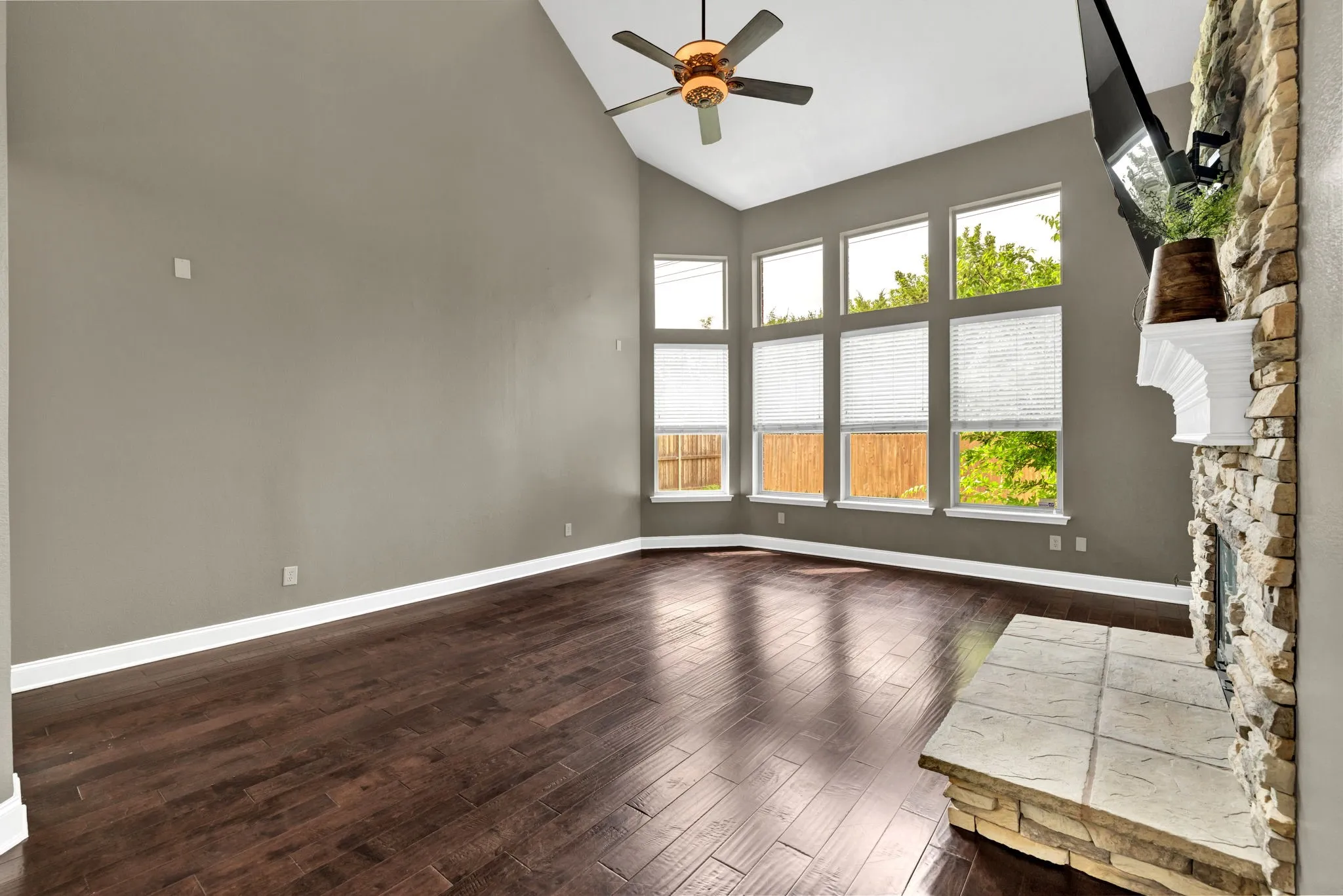 Single Family Residence For Sale in Denton County , 1097 Southampton Drive, Frisco, Texas 75036, 4 Bedroom, 4 Bathroom, 2 Garage spaces, 3,152 Sqft, built in 2003, mls#21223921, Real Estate Agent in Frisco, Homes For Sale in Denton county, Homes For Sale in Frisco, Realtor in Frisco Texas, Real Estate Brokerage Independent Realty Texas, Luminita Cordes Realtor