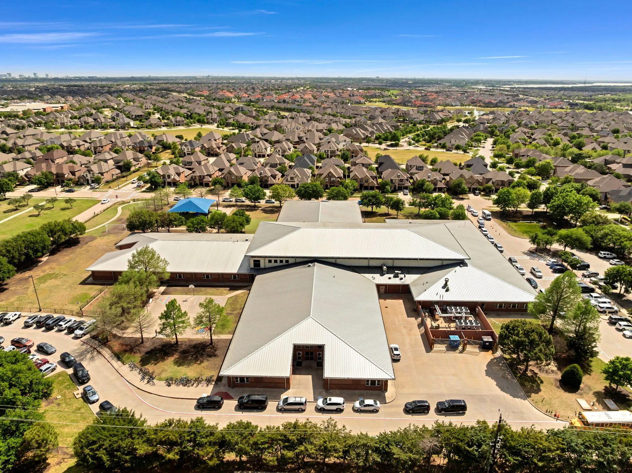 Single Family Residence For Sale in Denton County , 1097 Southampton Drive, Frisco, Texas 75036, 4 Bedroom, 4 Bathroom, 2 Garage spaces, 3,152 Sqft, built in 2003, mls#21223921, Real Estate Agent in Frisco, Homes For Sale in Denton county, Homes For Sale in Frisco, Realtor in Frisco Texas, Real Estate Brokerage Independent Realty Texas, Luminita Cordes Realtor