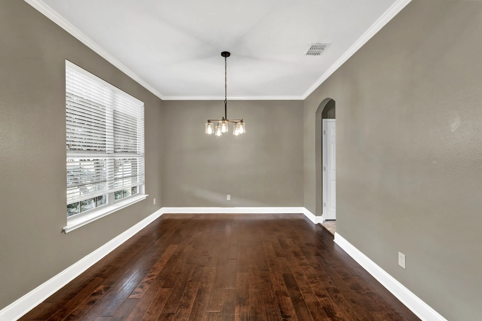 Single Family Residence For Sale in Denton County , 1097 Southampton Drive, Frisco, Texas 75036, 4 Bedroom, 4 Bathroom, 2 Garage spaces, 3,152 Sqft, built in 2003, mls#21223921, Real Estate Agent in Frisco, Homes For Sale in Denton county, Homes For Sale in Frisco, Realtor in Frisco Texas, Real Estate Brokerage Independent Realty Texas, Luminita Cordes Realtor
