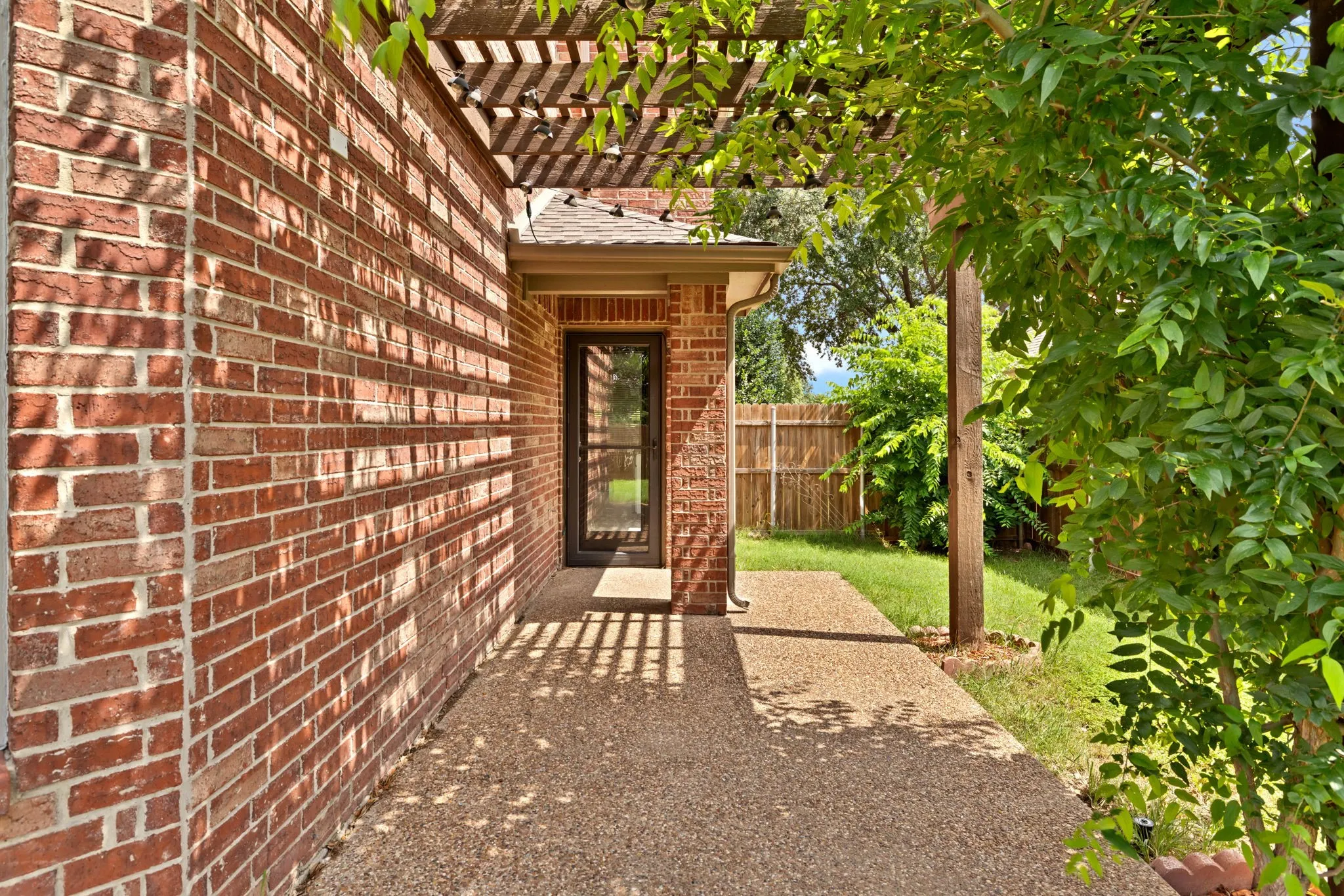 Single Family Residence For Sale in Denton County , 1097 Southampton Drive, Frisco, Texas 75036, 4 Bedroom, 4 Bathroom, 2 Garage spaces, 3,152 Sqft, built in 2003, mls#21223921, Real Estate Agent in Frisco, Homes For Sale in Denton county, Homes For Sale in Frisco, Realtor in Frisco Texas, Real Estate Brokerage Independent Realty Texas, Luminita Cordes Realtor