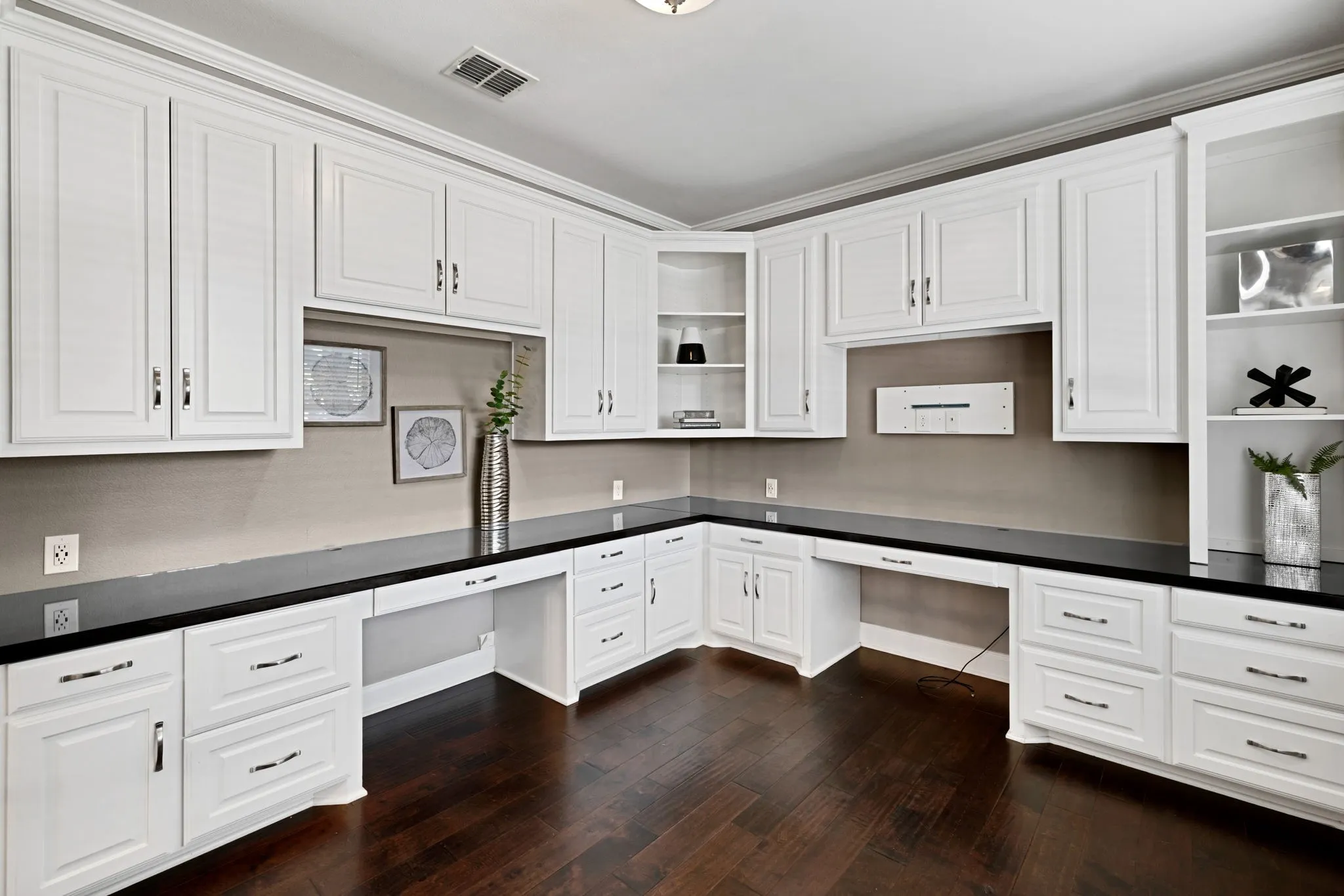 Single Family Residence For Sale in Denton County , 1097 Southampton Drive, Frisco, Texas 75036, 4 Bedroom, 4 Bathroom, 2 Garage spaces, 3,152 Sqft, built in 2003, mls#21223921, Real Estate Agent in Frisco, Homes For Sale in Denton county, Homes For Sale in Frisco, Realtor in Frisco Texas, Real Estate Brokerage Independent Realty Texas, Luminita Cordes Realtor