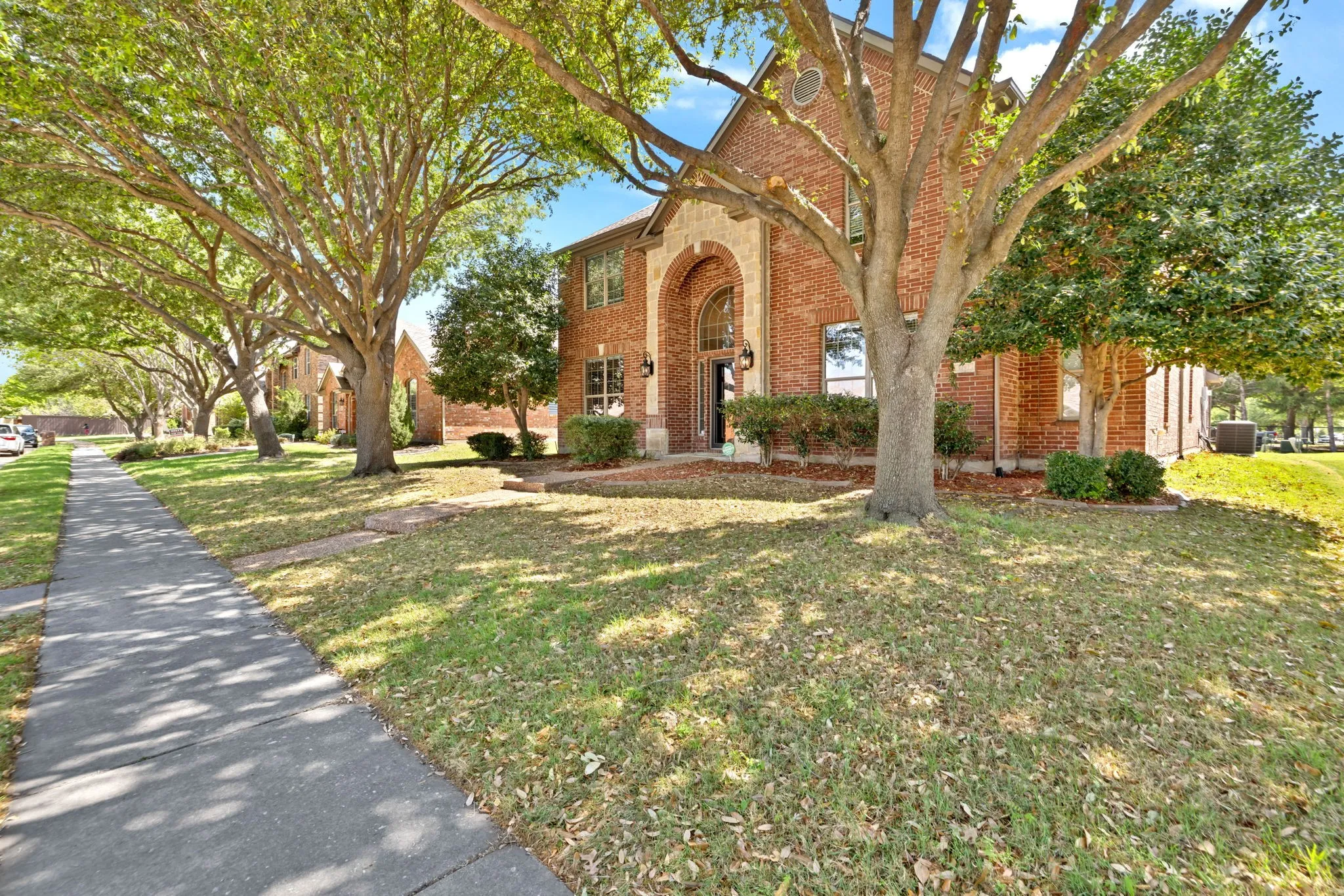 Single Family Residence For Sale in Denton County , 1097 Southampton Drive, Frisco, Texas 75036, 4 Bedroom, 4 Bathroom, 2 Garage spaces, 3,152 Sqft, built in 2003, mls#21223921, Real Estate Agent in Frisco, Homes For Sale in Denton county, Homes For Sale in Frisco, Realtor in Frisco Texas, Real Estate Brokerage Independent Realty Texas, Luminita Cordes Realtor