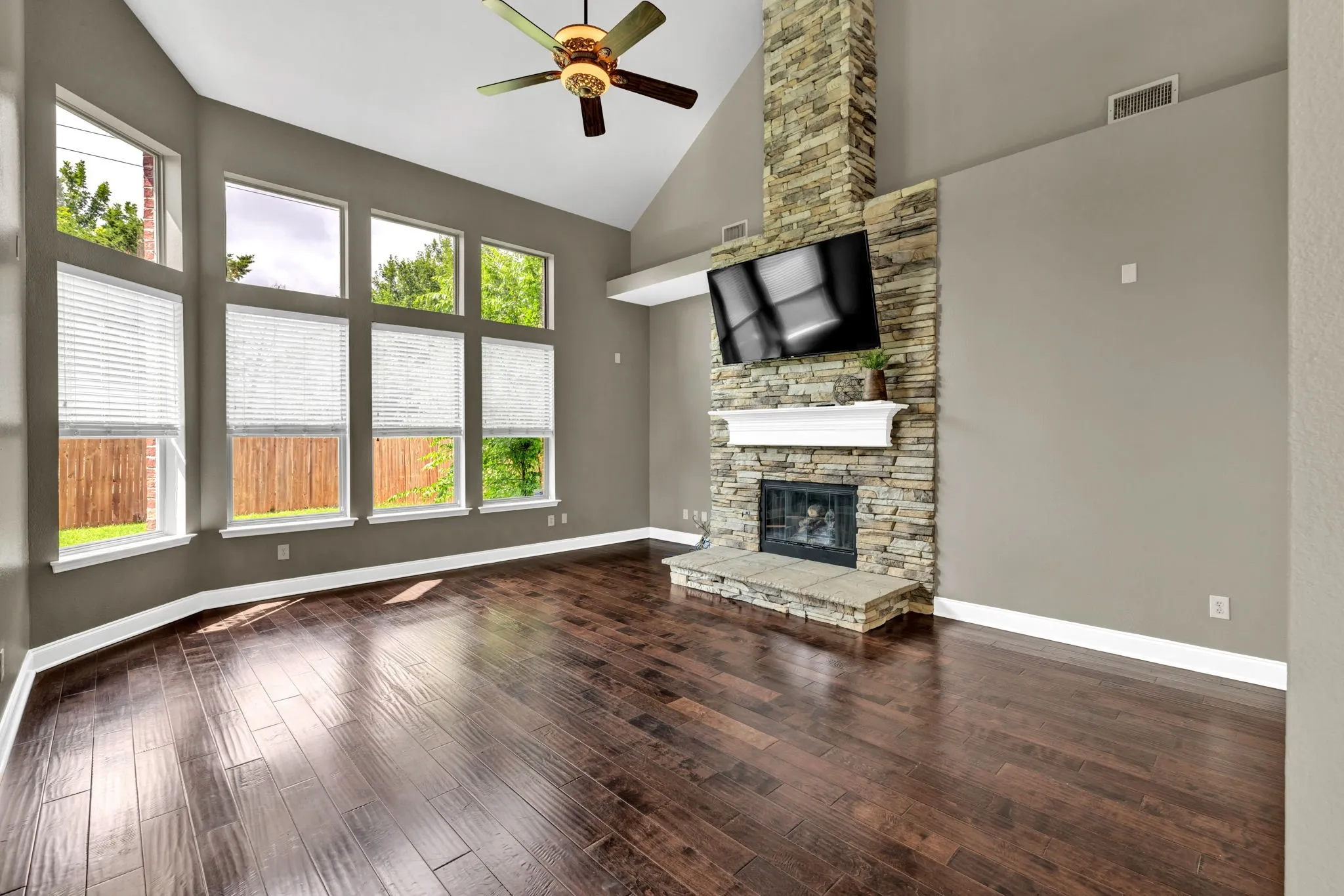 Single Family Residence For Sale in Denton County , 1097 Southampton Drive, Frisco, Texas 75036, 4 Bedroom, 4 Bathroom, 2 Garage spaces, 3,152 Sqft, built in 2003, mls#21223921, Real Estate Agent in Frisco, Homes For Sale in Denton county, Homes For Sale in Frisco, Realtor in Frisco Texas, Real Estate Brokerage Independent Realty Texas, Luminita Cordes Realtor