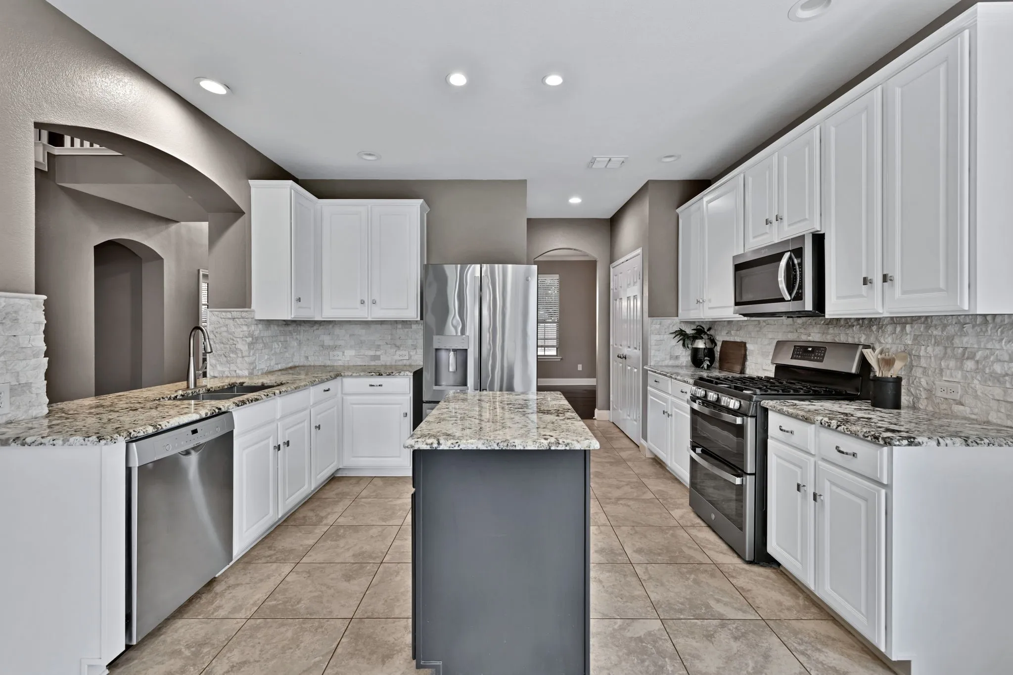 Single Family Residence For Sale in Denton County , 1097 Southampton Drive, Frisco, Texas 75036, 4 Bedroom, 4 Bathroom, 2 Garage spaces, 3,152 Sqft, built in 2003, mls#21223921, Real Estate Agent in Frisco, Homes For Sale in Denton county, Homes For Sale in Frisco, Realtor in Frisco Texas, Real Estate Brokerage Independent Realty Texas, Luminita Cordes Realtor