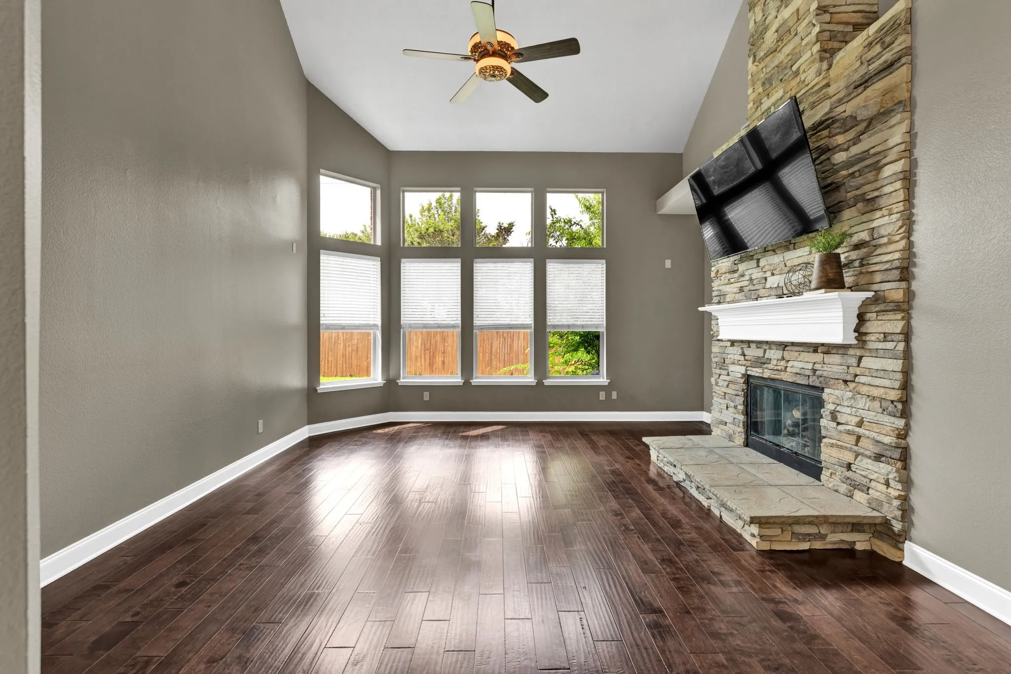 Single Family Residence For Sale in Denton County , 1097 Southampton Drive, Frisco, Texas 75036, 4 Bedroom, 4 Bathroom, 2 Garage spaces, 3,152 Sqft, built in 2003, mls#21223921, Real Estate Agent in Frisco, Homes For Sale in Denton county, Homes For Sale in Frisco, Realtor in Frisco Texas, Real Estate Brokerage Independent Realty Texas, Luminita Cordes Realtor