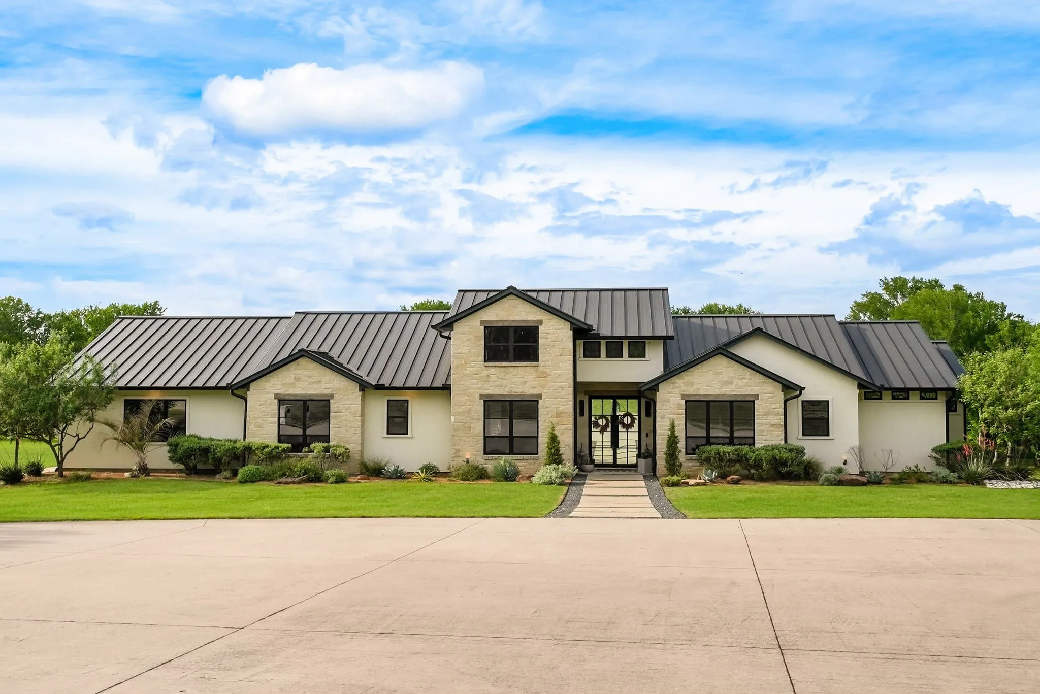 Single Family Residence For Sale in Kaufman County , 2100 Lake Crest Lane, Wills Point, Texas 75169, 3 Bedroom, 3 Bathroom, 3 Garage spaces, 2,758 Sqft, built in 2020, Preowned, mls#21228742, Real Estate Agent in Wills Point, Homes For Sale in Kaufman county, Homes For Sale in Wills Point, Realtor in Wills Point Texas, Real Estate Brokerage Independent Realty Texas, Luminita Cordes Realtor
