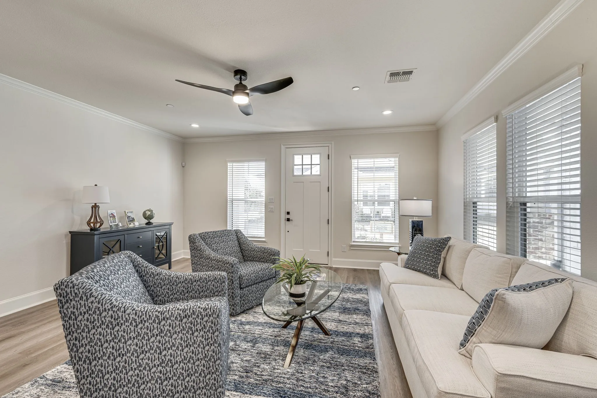 Living area featuring ceiling fan, wood finished floors, crown molding, and recessed lighting