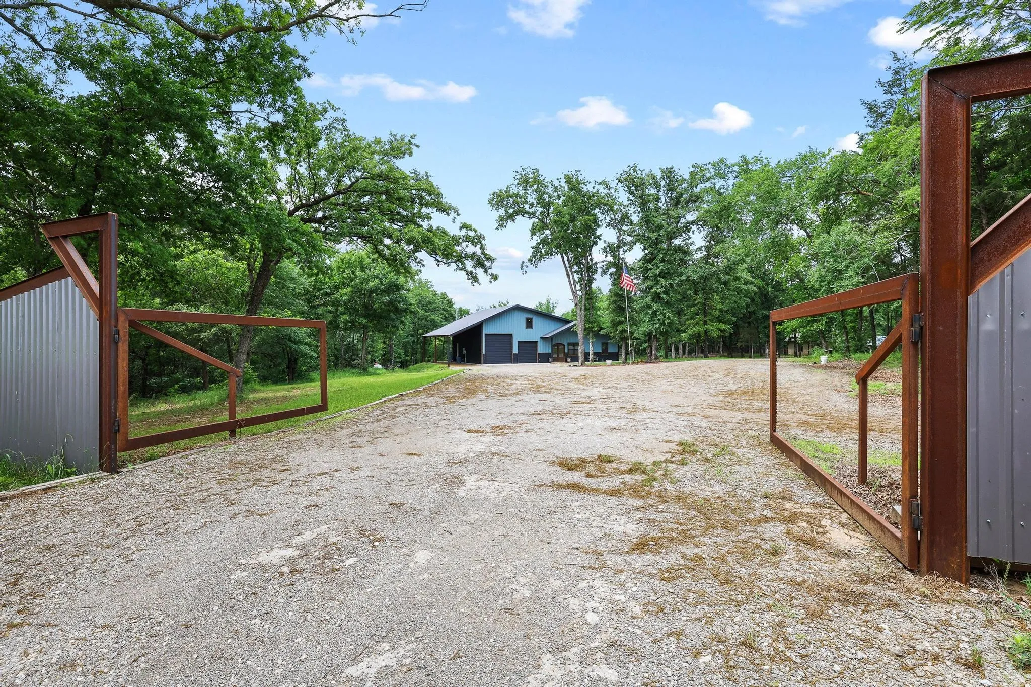 Single Family Residence For Sale in Fannin County , 1900 County Road 1535, Bonham, Texas 75418, 3 Bedroom, 3 Bathroom, 2 Garage spaces, 2,180 Sqft, built in 2022, mls#21226999, Real Estate Agent in Bonham, Homes For Sale in Fannin county, Homes For Sale in Bonham, Realtor in Bonham Texas, Real Estate Brokerage Independent Realty Texas, Luminita Cordes Realtor