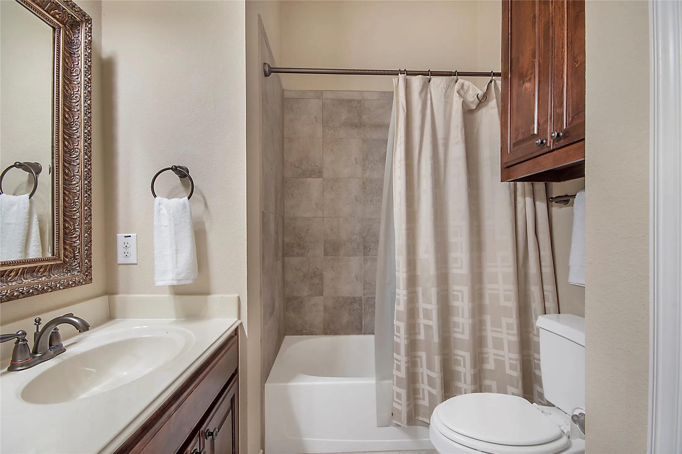 Single Family Residence For Sale in Denton County , 2461 Lakebend Drive, Little Elm, Texas 75068, 4 Bedrooms, 3 Bathrooms, 2 Garage spaces, 2,835 Sqft, built in 2011, Price $550,000, mls#21228477, Real Estate Agent in Little Elm, Homes For Sale in Denton county, Homes For Sale in Little Elm, Realtor in Little Elm Texas, Real Estate Brokerage Independent Realty Texas, Luminita Cordes Realtor