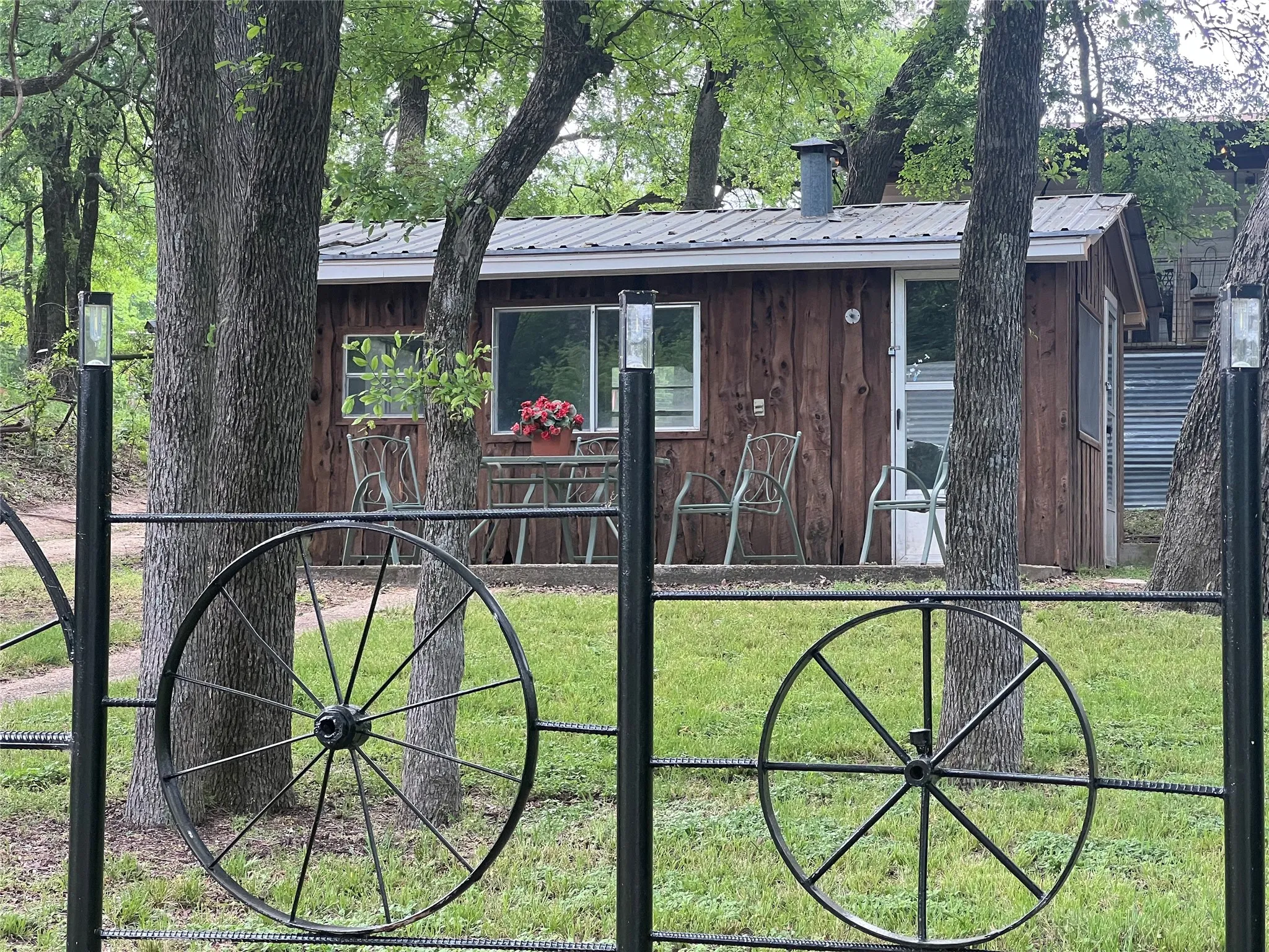 Single Family Residence For Sale in Navarro County , 19045 NW County Road 3204, Dawson, Texas 76639, 2 Bedrooms, 1 Bathroom, Garage spaces, 1,180 Sqft, built in 1975, Preowned, Price $189,000, mls#21229103, Real Estate Agent in Dawson, Homes For Sale in Navarro county, Homes For Sale in Dawson, Realtor in Dawson Texas, Real Estate Brokerage Independent Realty Texas, Luminita Cordes Realtor
