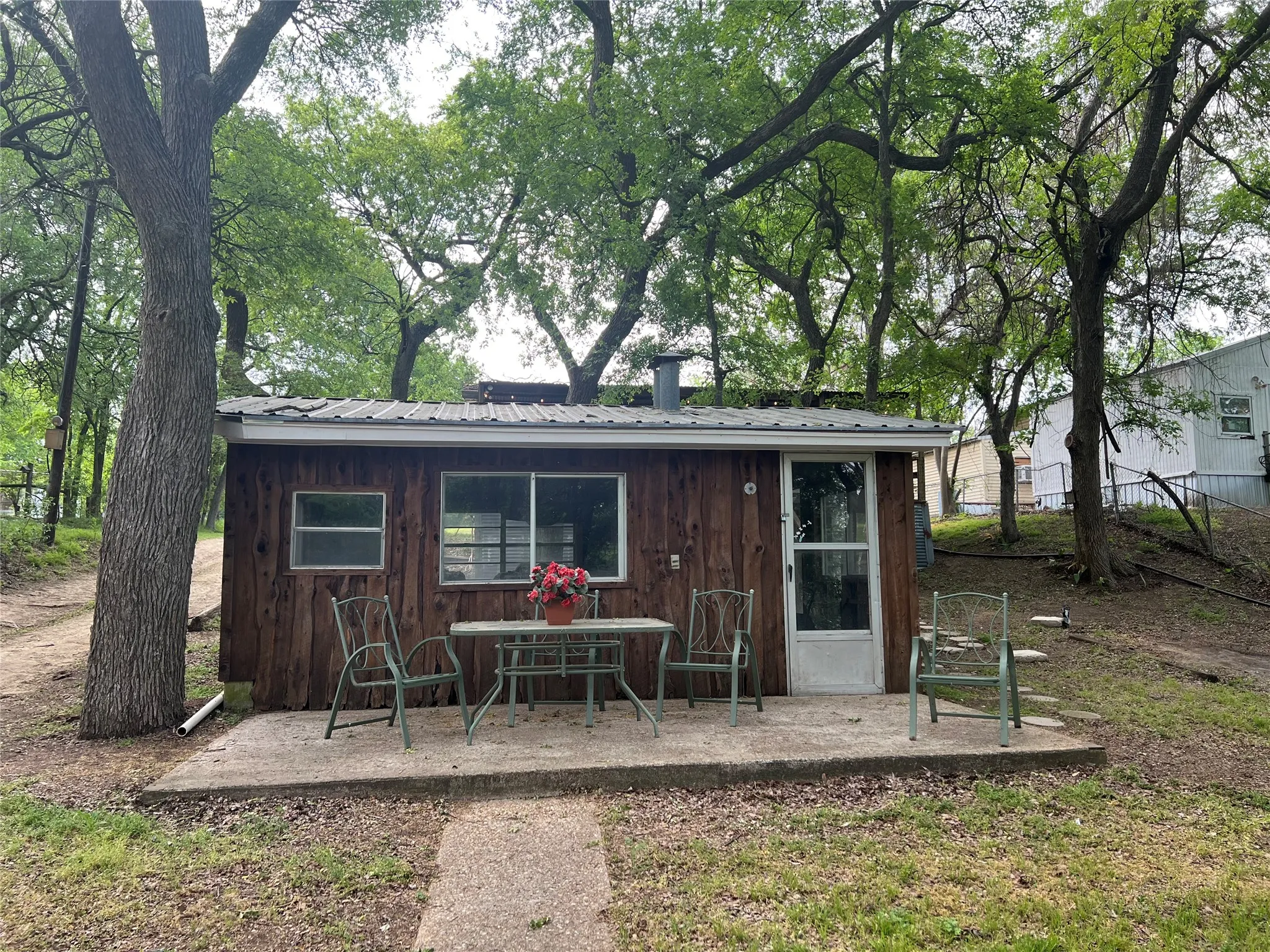 Single Family Residence For Sale in Navarro County , 19045 NW County Road 3204, Dawson, Texas 76639, 2 Bedrooms, 1 Bathroom, Garage spaces, 1,180 Sqft, built in 1975, Preowned, Price $189,000, mls#21229103, Real Estate Agent in Dawson, Homes For Sale in Navarro county, Homes For Sale in Dawson, Realtor in Dawson Texas, Real Estate Brokerage Independent Realty Texas, Luminita Cordes Realtor
