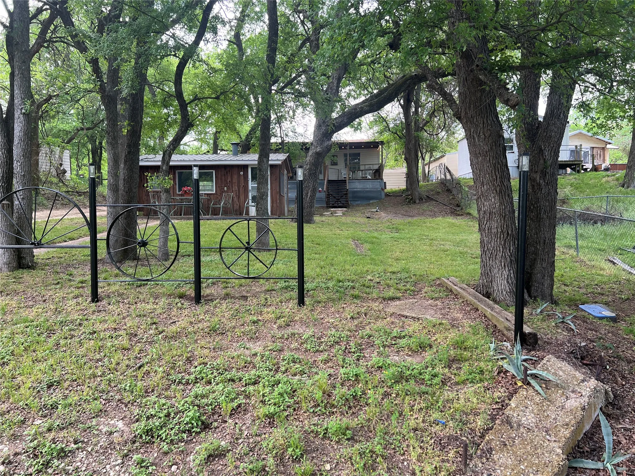 Single Family Residence For Sale in Navarro County , 19045 NW County Road 3204, Dawson, Texas 76639, 2 Bedrooms, 1 Bathroom, Garage spaces, 1,180 Sqft, built in 1975, Preowned, Price $189,000, mls#21229103, Real Estate Agent in Dawson, Homes For Sale in Navarro county, Homes For Sale in Dawson, Realtor in Dawson Texas, Real Estate Brokerage Independent Realty Texas, Luminita Cordes Realtor