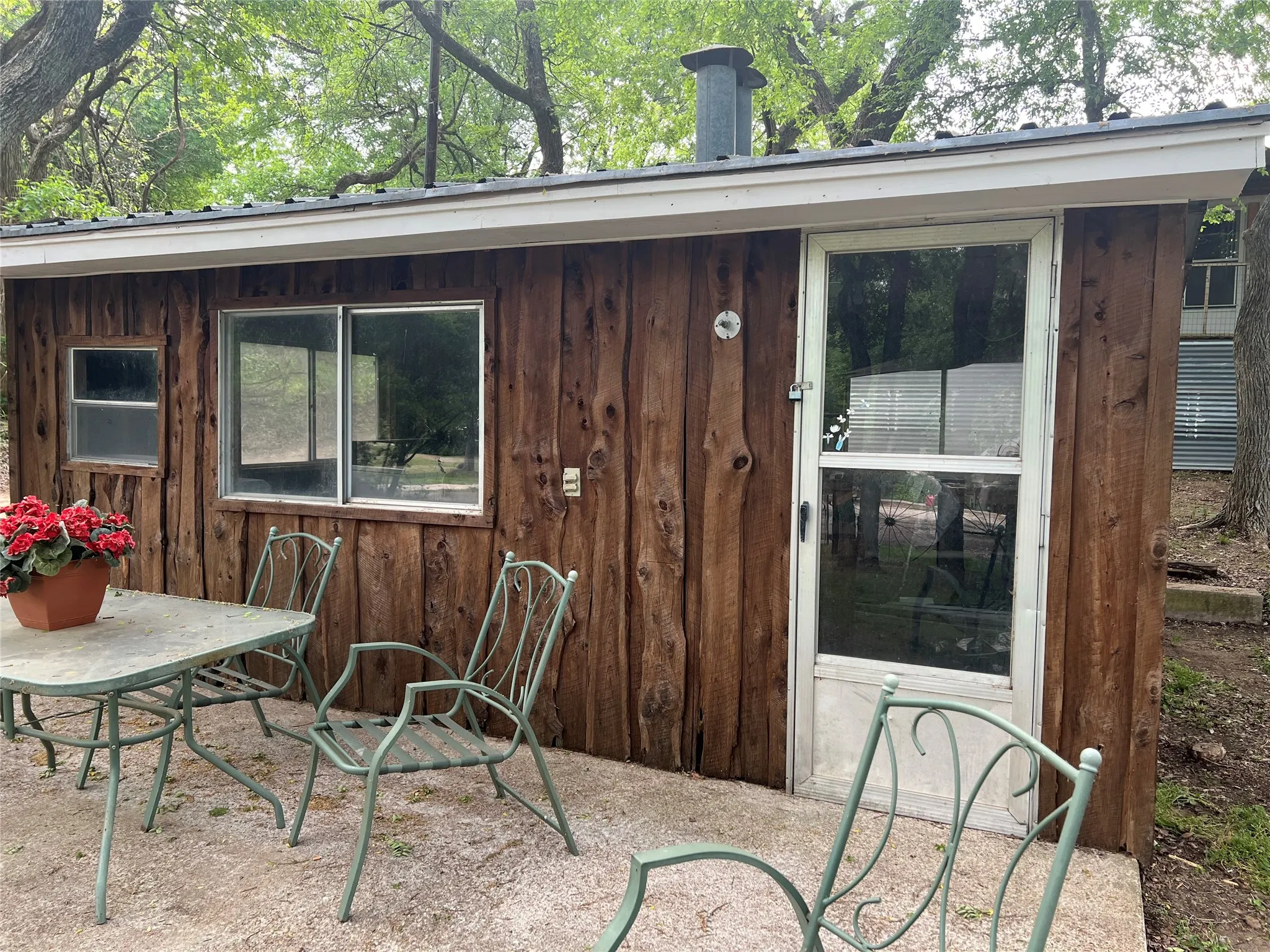 Single Family Residence For Sale in Navarro County , 19045 NW County Road 3204, Dawson, Texas 76639, 2 Bedrooms, 1 Bathroom, Garage spaces, 1,180 Sqft, built in 1975, Preowned, Price $189,000, mls#21229103, Real Estate Agent in Dawson, Homes For Sale in Navarro county, Homes For Sale in Dawson, Realtor in Dawson Texas, Real Estate Brokerage Independent Realty Texas, Luminita Cordes Realtor