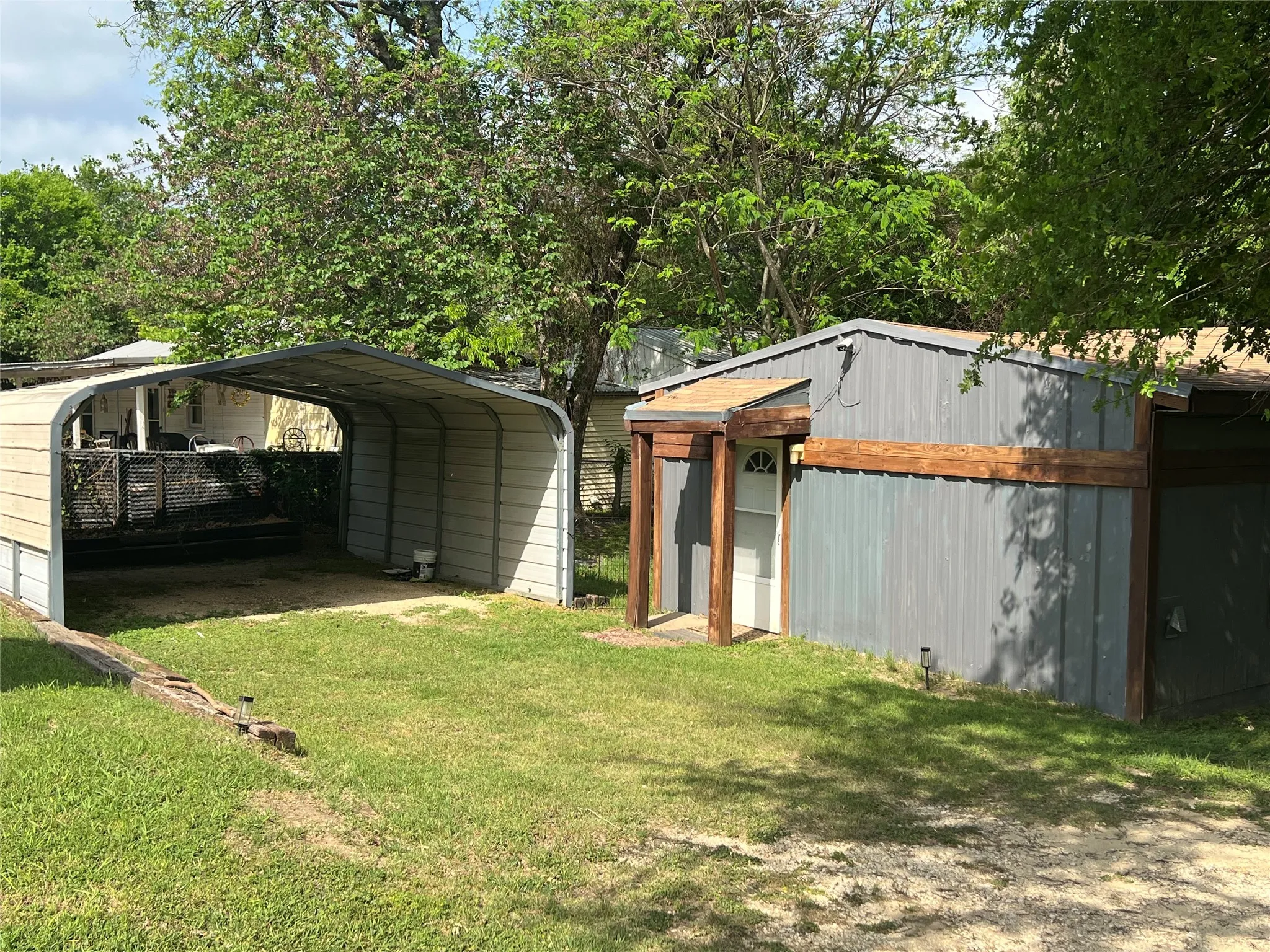 Single Family Residence For Sale in Navarro County , 19045 NW County Road 3204, Dawson, Texas 76639, 2 Bedrooms, 1 Bathroom, Garage spaces, 1,180 Sqft, built in 1975, Preowned, Price $189,000, mls#21229103, Real Estate Agent in Dawson, Homes For Sale in Navarro county, Homes For Sale in Dawson, Realtor in Dawson Texas, Real Estate Brokerage Independent Realty Texas, Luminita Cordes Realtor
