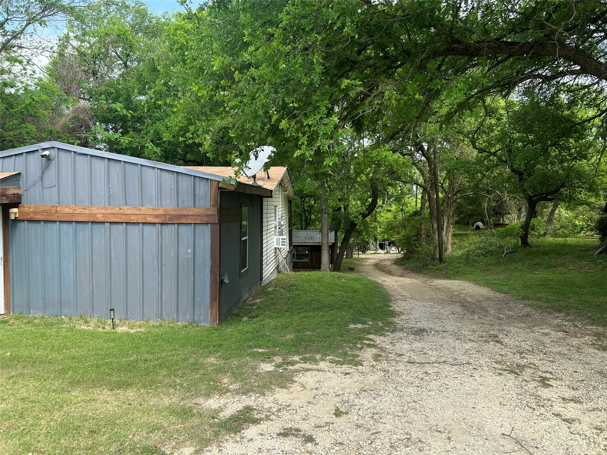 Single Family Residence For Sale in Navarro County , 19045 NW County Road 3204, Dawson, Texas 76639, 2 Bedrooms, 1 Bathroom, Garage spaces, 1,180 Sqft, built in 1975, Preowned, Price $189,000, mls#21229103, Real Estate Agent in Dawson, Homes For Sale in Navarro county, Homes For Sale in Dawson, Realtor in Dawson Texas, Real Estate Brokerage Independent Realty Texas, Luminita Cordes Realtor