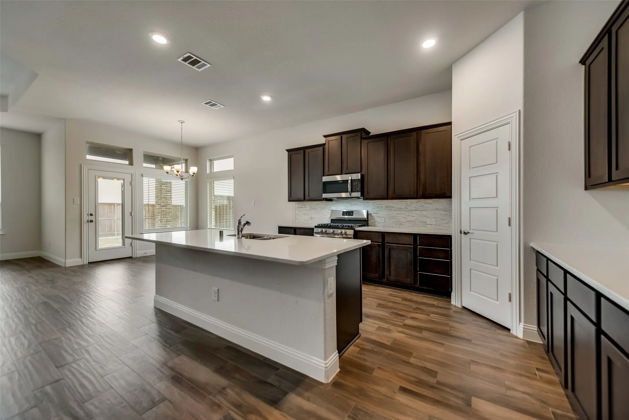 Single Family Residence For Sale in Denton County , 6101 Brunswick Drive, Celina, Texas 76227, 4 Bedroom, 3 Bathroom, 2 Garage spaces, 2,510 Sqft, built in 2018, Preowned, mls#21229193, Real Estate Agent in Celina, Homes For Sale in Denton county, Homes For Sale in Celina, Realtor in Celina Texas, Real Estate Brokerage Independent Realty Texas, Luminita Cordes Realtor