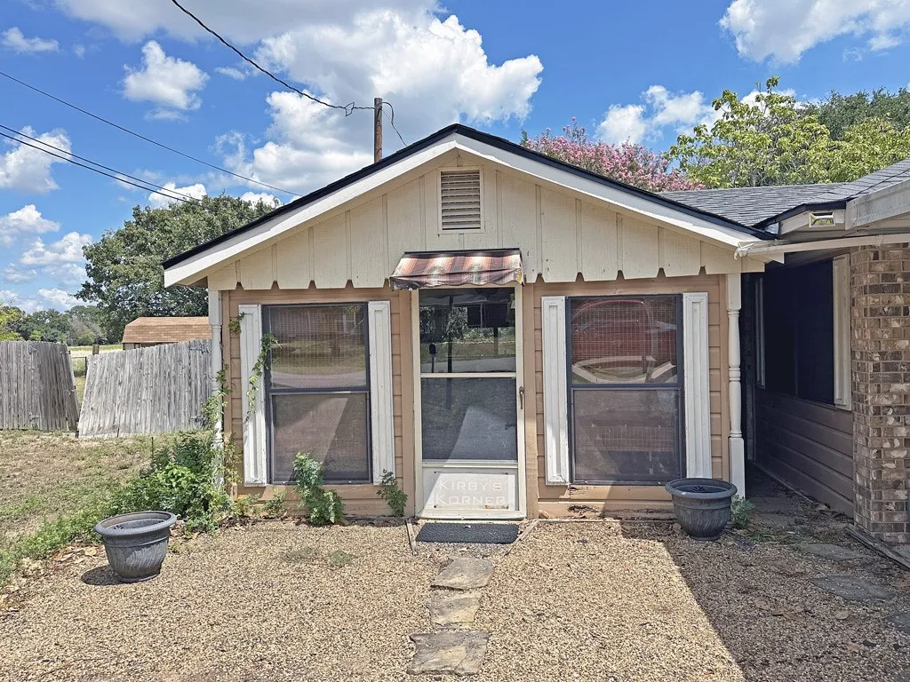 Single Family Residence For Sale in Henderson County , 2307 Crystal Drive, Athens, Texas 75751, 3 Bedroom, 2 Bathroom, Garage spaces, 1,740 Sqft, built in 1981, Preowned, mls#21229223, Real Estate Agent in Athens, Homes For Sale in Henderson county, Homes For Sale in Athens, Realtor in Athens Texas, Real Estate Brokerage Independent Realty Texas, Luminita Cordes Realtor