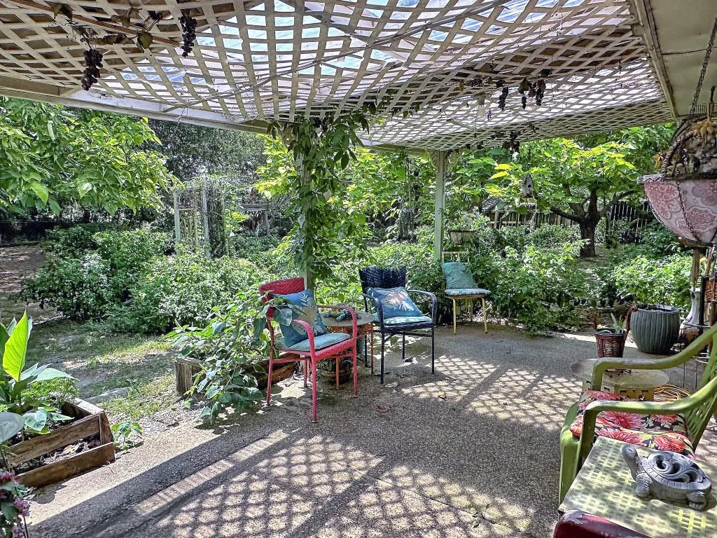 Single Family Residence For Sale in Henderson County , 2307 Crystal Drive, Athens, Texas 75751, 3 Bedroom, 2 Bathroom, Garage spaces, 1,740 Sqft, built in 1981, Preowned, mls#21229223, Real Estate Agent in Athens, Homes For Sale in Henderson county, Homes For Sale in Athens, Realtor in Athens Texas, Real Estate Brokerage Independent Realty Texas, Luminita Cordes Realtor