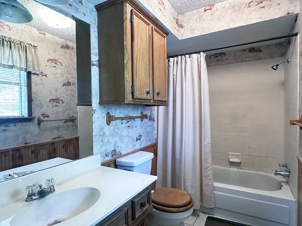 Single Family Residence For Sale in Henderson County , 2307 Crystal Drive, Athens, Texas 75751, 3 Bedroom, 2 Bathroom, Garage spaces, 1,740 Sqft, built in 1981, Preowned, mls#21229223, Real Estate Agent in Athens, Homes For Sale in Henderson county, Homes For Sale in Athens, Realtor in Athens Texas, Real Estate Brokerage Independent Realty Texas, Luminita Cordes Realtor