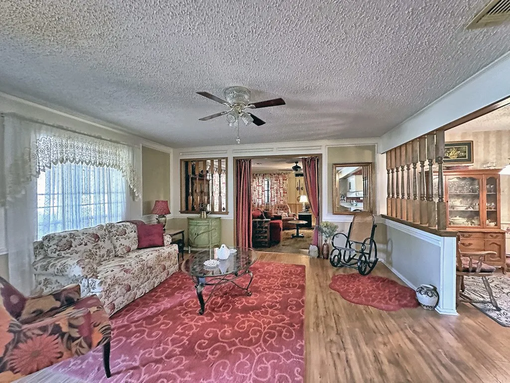 Single Family Residence For Sale in Henderson County , 2307 Crystal Drive, Athens, Texas 75751, 3 Bedroom, 2 Bathroom, Garage spaces, 1,740 Sqft, built in 1981, Preowned, mls#21229223, Real Estate Agent in Athens, Homes For Sale in Henderson county, Homes For Sale in Athens, Realtor in Athens Texas, Real Estate Brokerage Independent Realty Texas, Luminita Cordes Realtor