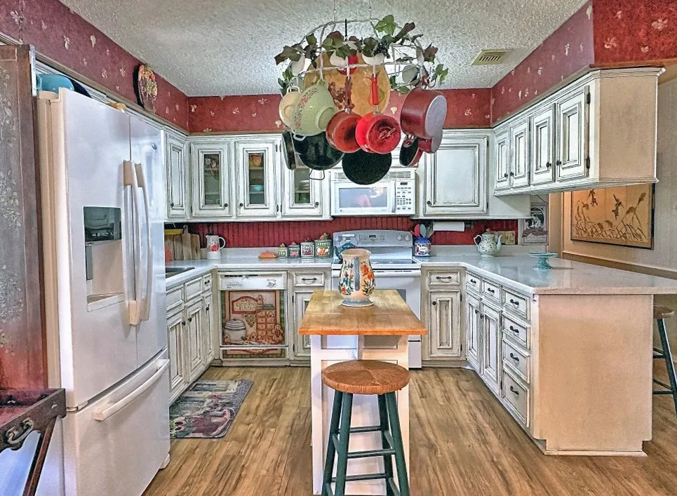 Single Family Residence For Sale in Henderson County , 2307 Crystal Drive, Athens, Texas 75751, 3 Bedroom, 2 Bathroom, Garage spaces, 1,740 Sqft, built in 1981, Preowned, mls#21229223, Real Estate Agent in Athens, Homes For Sale in Henderson county, Homes For Sale in Athens, Realtor in Athens Texas, Real Estate Brokerage Independent Realty Texas, Luminita Cordes Realtor