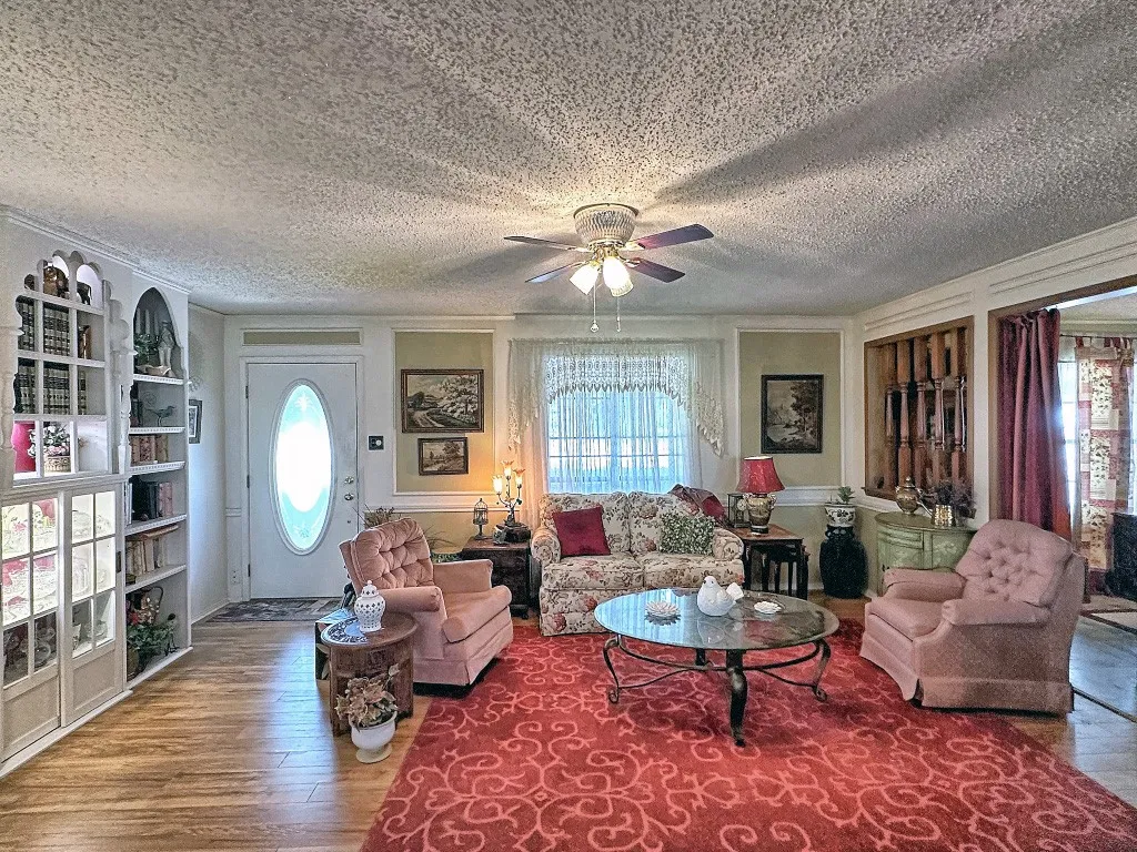 Single Family Residence For Sale in Henderson County , 2307 Crystal Drive, Athens, Texas 75751, 3 Bedroom, 2 Bathroom, Garage spaces, 1,740 Sqft, built in 1981, Preowned, mls#21229223, Real Estate Agent in Athens, Homes For Sale in Henderson county, Homes For Sale in Athens, Realtor in Athens Texas, Real Estate Brokerage Independent Realty Texas, Luminita Cordes Realtor