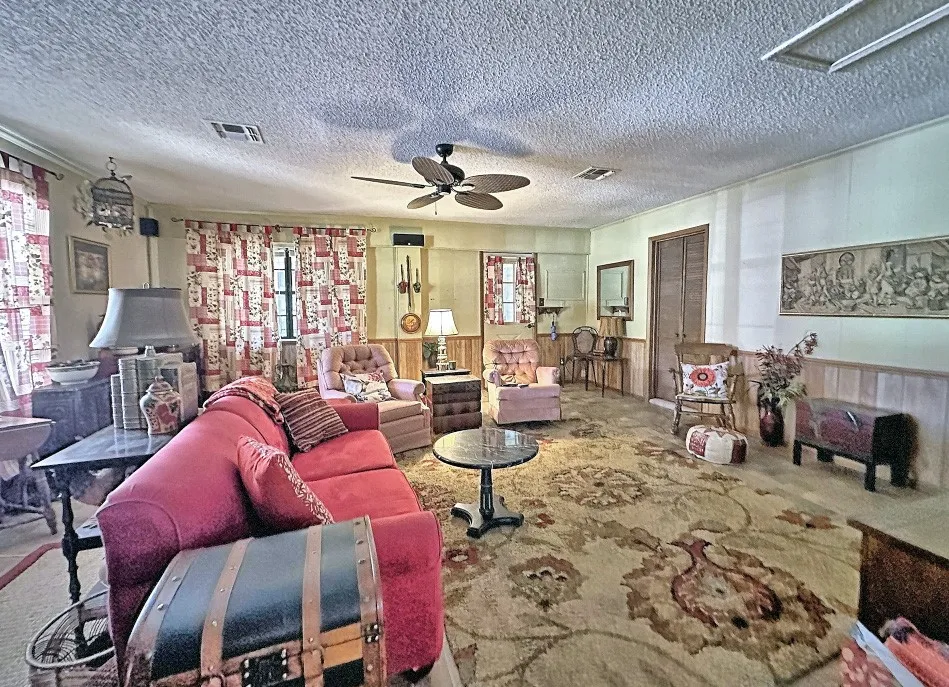 Single Family Residence For Sale in Henderson County , 2307 Crystal Drive, Athens, Texas 75751, 3 Bedroom, 2 Bathroom, Garage spaces, 1,740 Sqft, built in 1981, Preowned, mls#21229223, Real Estate Agent in Athens, Homes For Sale in Henderson county, Homes For Sale in Athens, Realtor in Athens Texas, Real Estate Brokerage Independent Realty Texas, Luminita Cordes Realtor