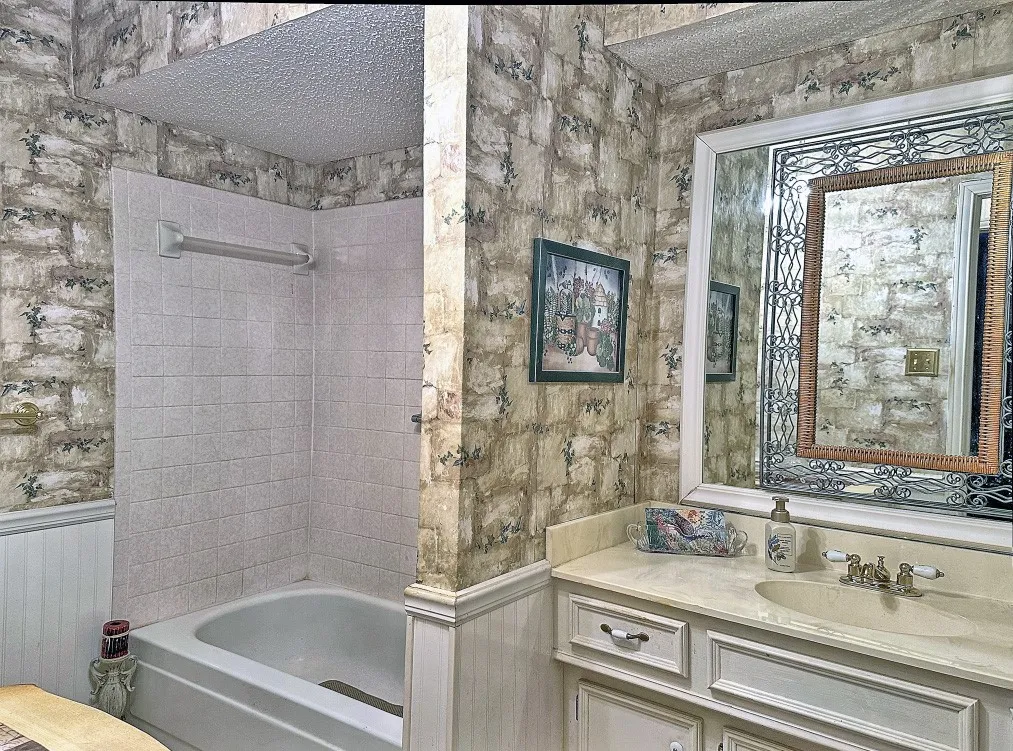 Single Family Residence For Sale in Henderson County , 2307 Crystal Drive, Athens, Texas 75751, 3 Bedroom, 2 Bathroom, Garage spaces, 1,740 Sqft, built in 1981, Preowned, mls#21229223, Real Estate Agent in Athens, Homes For Sale in Henderson county, Homes For Sale in Athens, Realtor in Athens Texas, Real Estate Brokerage Independent Realty Texas, Luminita Cordes Realtor