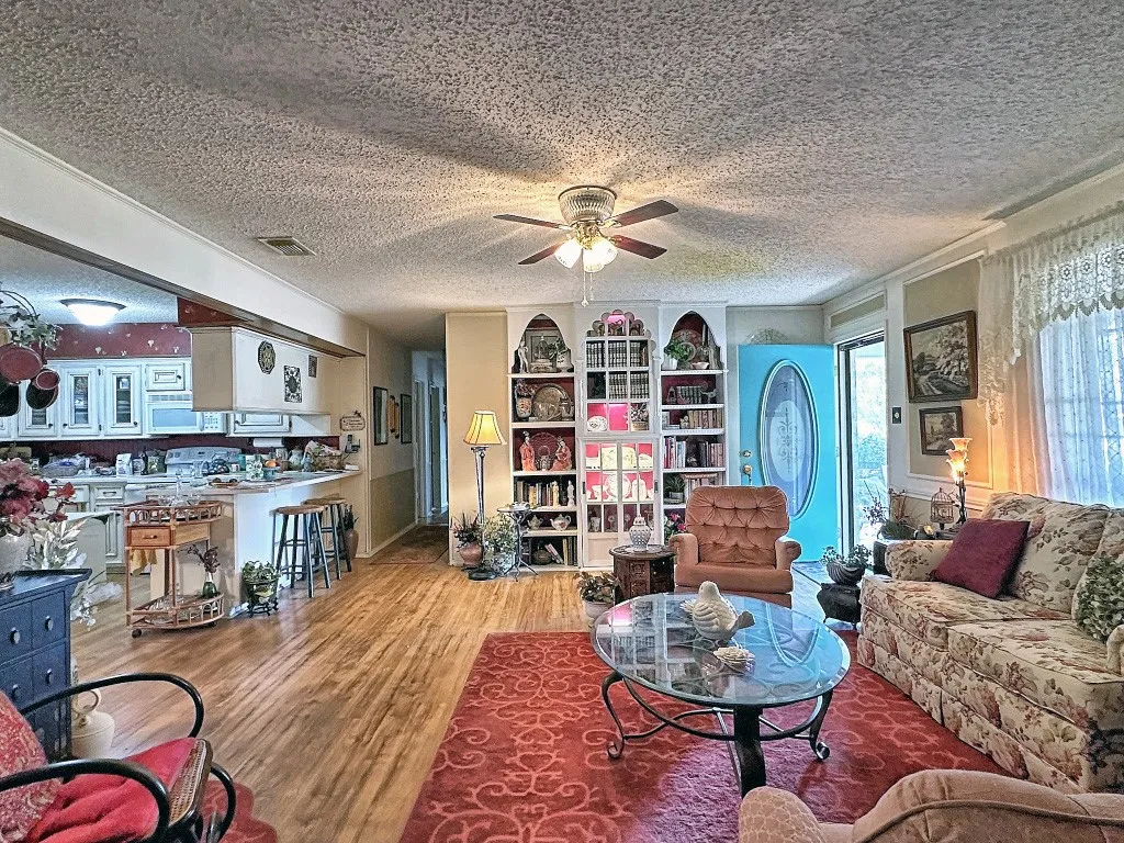 Single Family Residence For Sale in Henderson County , 2307 Crystal Drive, Athens, Texas 75751, 3 Bedroom, 2 Bathroom, Garage spaces, 1,740 Sqft, built in 1981, Preowned, mls#21229223, Real Estate Agent in Athens, Homes For Sale in Henderson county, Homes For Sale in Athens, Realtor in Athens Texas, Real Estate Brokerage Independent Realty Texas, Luminita Cordes Realtor