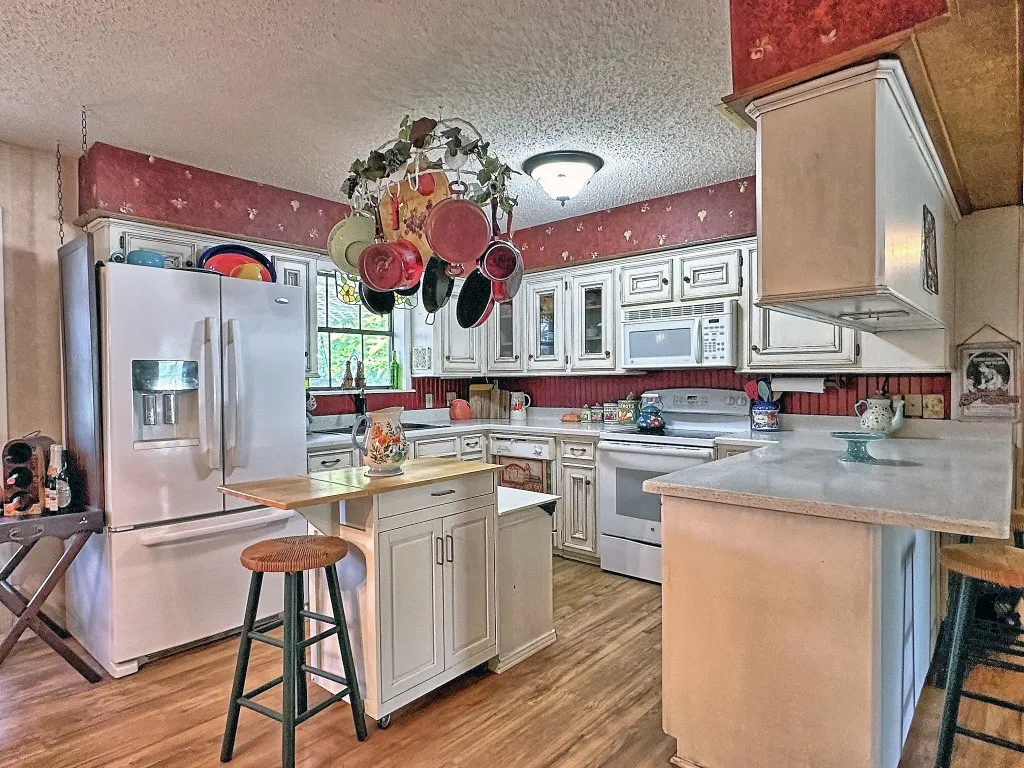 Single Family Residence For Sale in Henderson County , 2307 Crystal Drive, Athens, Texas 75751, 3 Bedroom, 2 Bathroom, Garage spaces, 1,740 Sqft, built in 1981, Preowned, mls#21229223, Real Estate Agent in Athens, Homes For Sale in Henderson county, Homes For Sale in Athens, Realtor in Athens Texas, Real Estate Brokerage Independent Realty Texas, Luminita Cordes Realtor