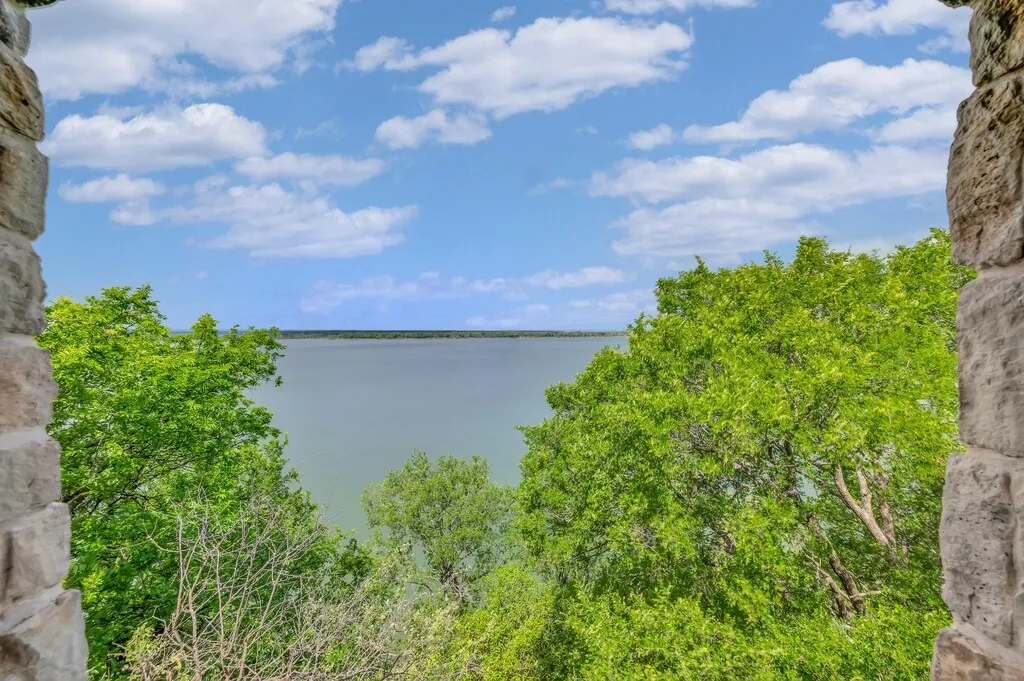 Single Family Residence For Sale in Hill County , 237 Giant Cedar Trail, Whitney, Texas 76692, 5 Bedroom, 5 Bathroom, 3 Garage spaces, 3,600 Sqft, built in 1996, mls#21227898, Real Estate Agent in Whitney, Homes For Sale in Hill county, Homes For Sale in Whitney, Realtor in Whitney Texas, Real Estate Brokerage Independent Realty Texas, Luminita Cordes Realtor