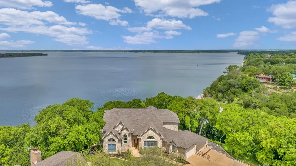 Single Family Residence For Sale in Hill County , 237 Giant Cedar Trail, Whitney, Texas 76692, 5 Bedroom, 5 Bathroom, 3 Garage spaces, 3,600 Sqft, built in 1996, mls#21227898, Real Estate Agent in Whitney, Homes For Sale in Hill county, Homes For Sale in Whitney, Realtor in Whitney Texas, Real Estate Brokerage Independent Realty Texas, Luminita Cordes Realtor