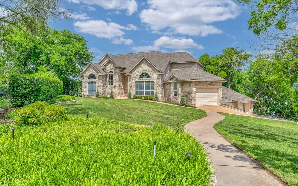 Single Family Residence For Sale in Hill County , 237 Giant Cedar Trail, Whitney, Texas 76692, 5 Bedroom, 5 Bathroom, 3 Garage spaces, 3,600 Sqft, built in 1996, mls#21227898, Real Estate Agent in Whitney, Homes For Sale in Hill county, Homes For Sale in Whitney, Realtor in Whitney Texas, Real Estate Brokerage Independent Realty Texas, Luminita Cordes Realtor