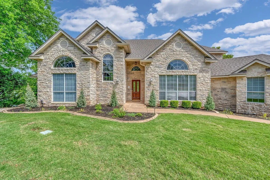 Single Family Residence For Sale in Hill County , 237 Giant Cedar Trail, Whitney, Texas 76692, 5 Bedroom, 5 Bathroom, 3 Garage spaces, 3,600 Sqft, built in 1996, mls#21227898, Real Estate Agent in Whitney, Homes For Sale in Hill county, Homes For Sale in Whitney, Realtor in Whitney Texas, Real Estate Brokerage Independent Realty Texas, Luminita Cordes Realtor