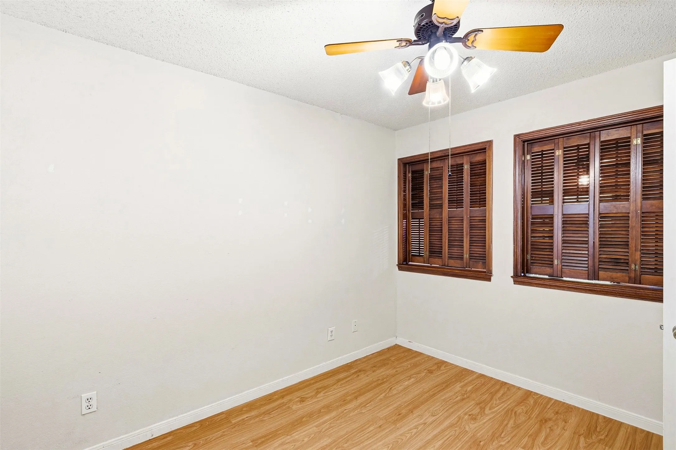 Condominium For Sale in Tarrant County , 2014 Willoughby Lane 4624, Arlington, Texas 76011, 2 Bedrooms, 1 Bathroom, Garage spaces, 963 Sqft, built in 1983, Preowned, Price $119,000, mls#21229218, Real Estate Agent in Arlington, Homes For Sale in Tarrant county, Homes For Sale in Arlington, Realtor in Arlington Texas, Real Estate Brokerage Independent Realty Texas, Luminita Cordes Realtor