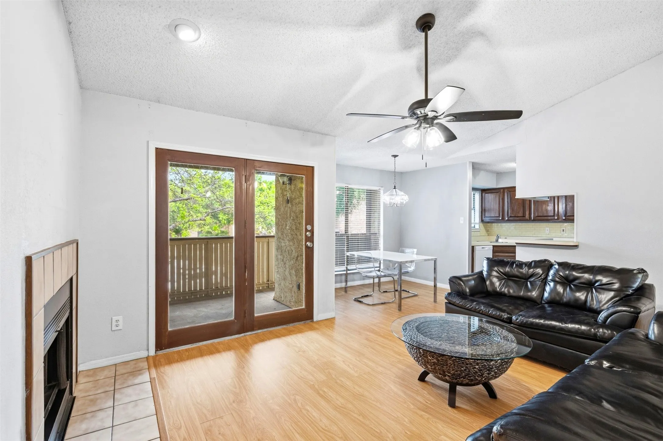 Condominium For Sale in Tarrant County , 2014 Willoughby Lane 4624, Arlington, Texas 76011, 2 Bedrooms, 1 Bathroom, Garage spaces, 963 Sqft, built in 1983, Preowned, Price $119,000, mls#21229218, Real Estate Agent in Arlington, Homes For Sale in Tarrant county, Homes For Sale in Arlington, Realtor in Arlington Texas, Real Estate Brokerage Independent Realty Texas, Luminita Cordes Realtor